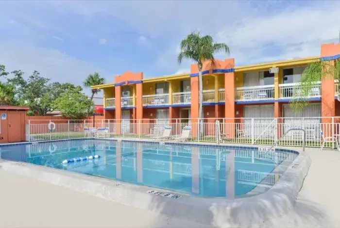 Swimming pool, Property Building in Americas Best Value Inn Sarasota