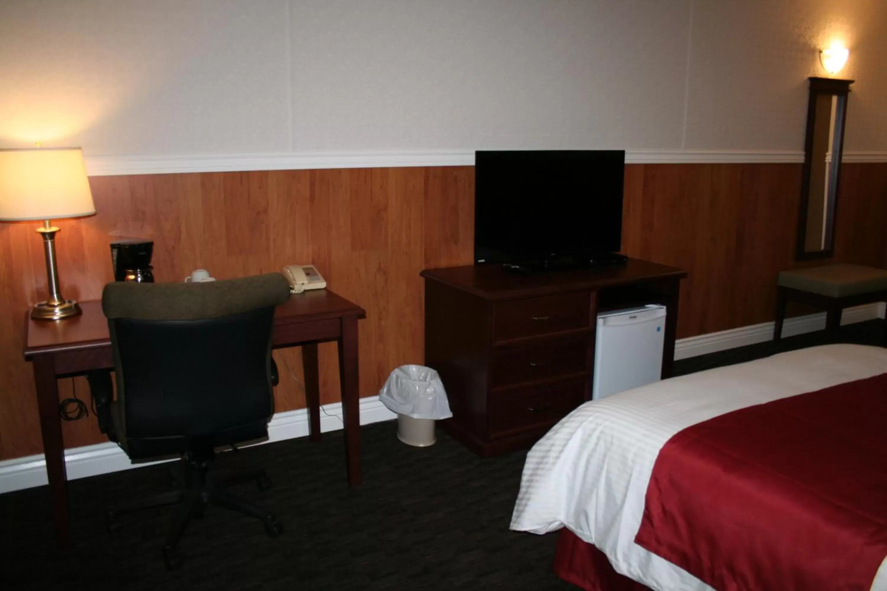 Bed, TV/Entertainment Center in Hotel North