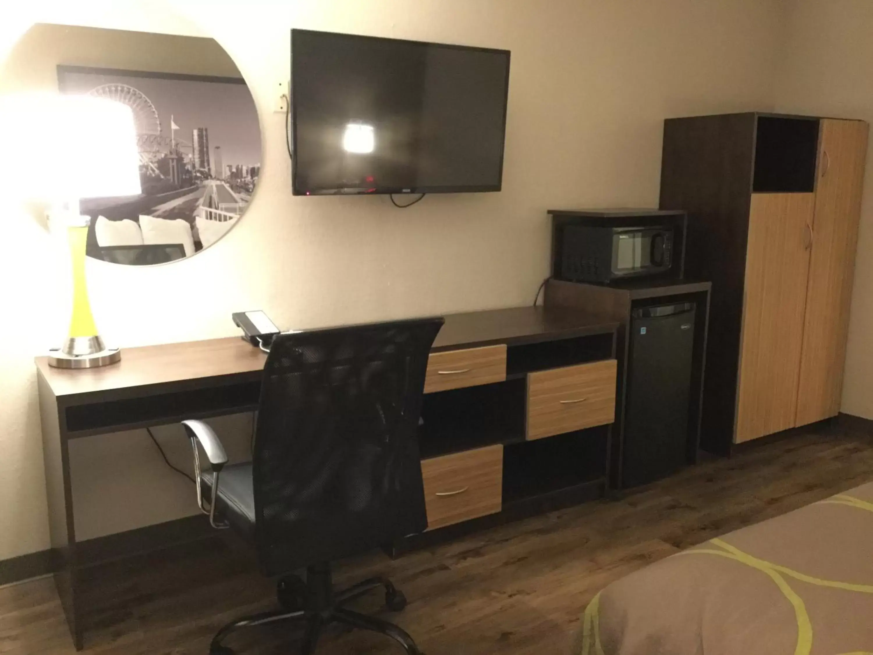 Bedroom, TV/Entertainment Center in Super 8 by Wyndham South Holland