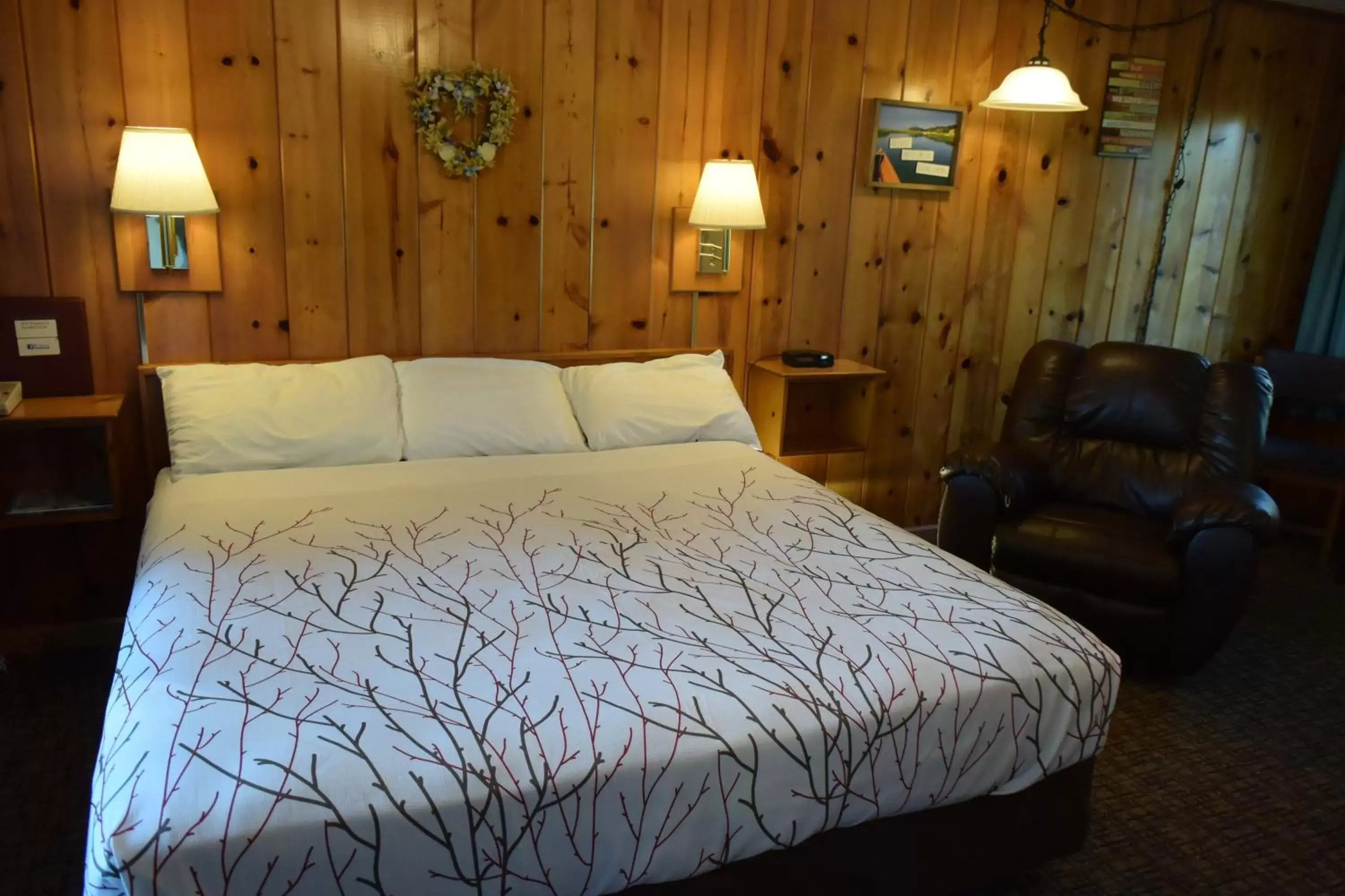 Bed in Park Motel and Cabins