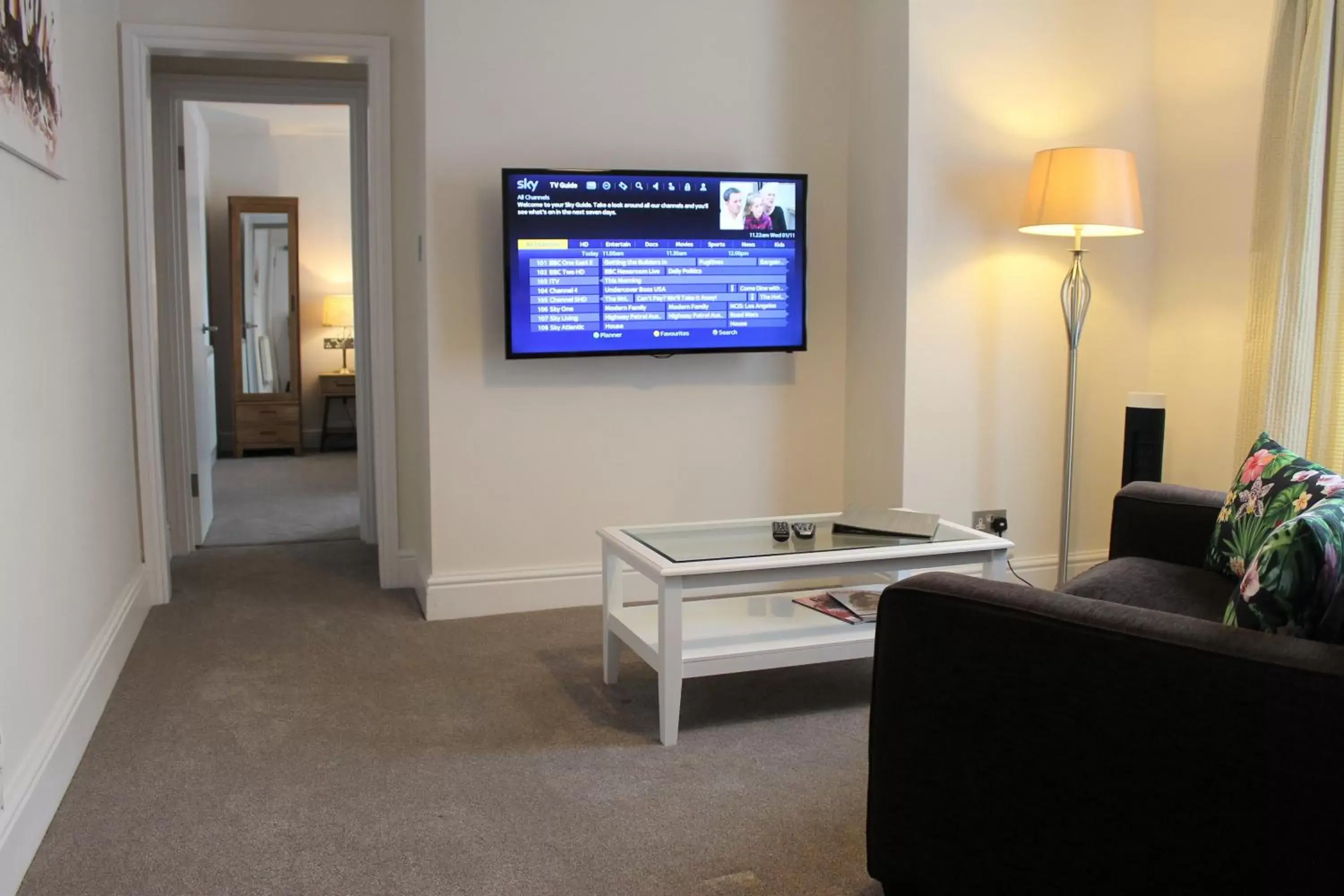 Living room, TV/Entertainment Center in Andover House Hotel & Restaurant - Adults only