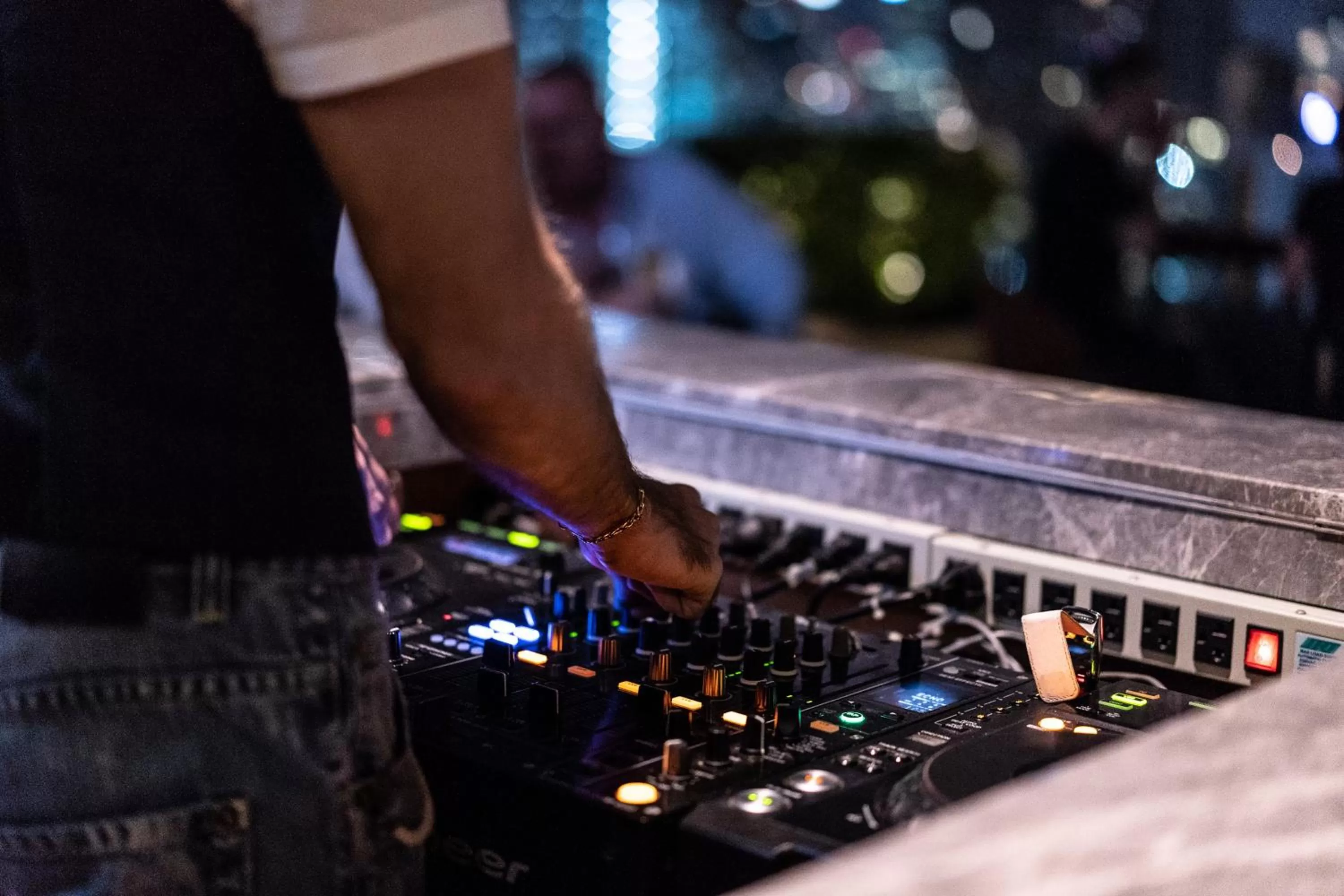 Lounge or bar in Hotel Indigo Bangkok Wireless Road by IHG