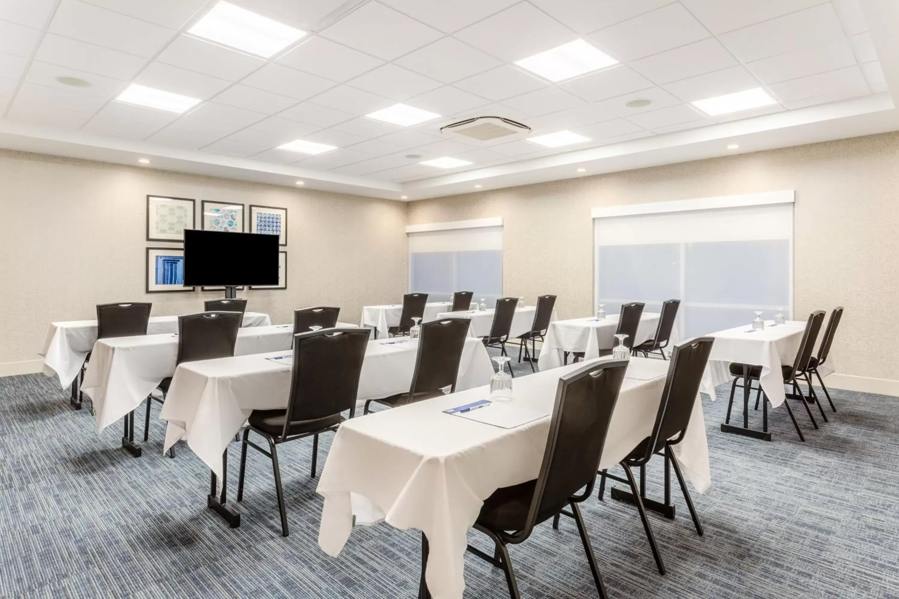 Meeting/conference room in Holiday Inn Express & Suites - Springfield North, an IHG Hotel