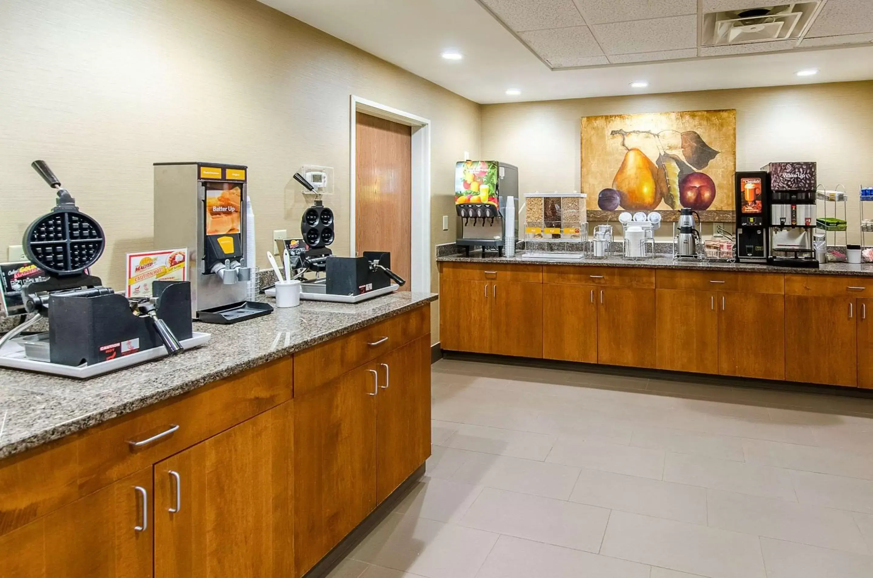 Restaurant/places to eat, Kitchen/Kitchenette in Comfort Suites Wytheville