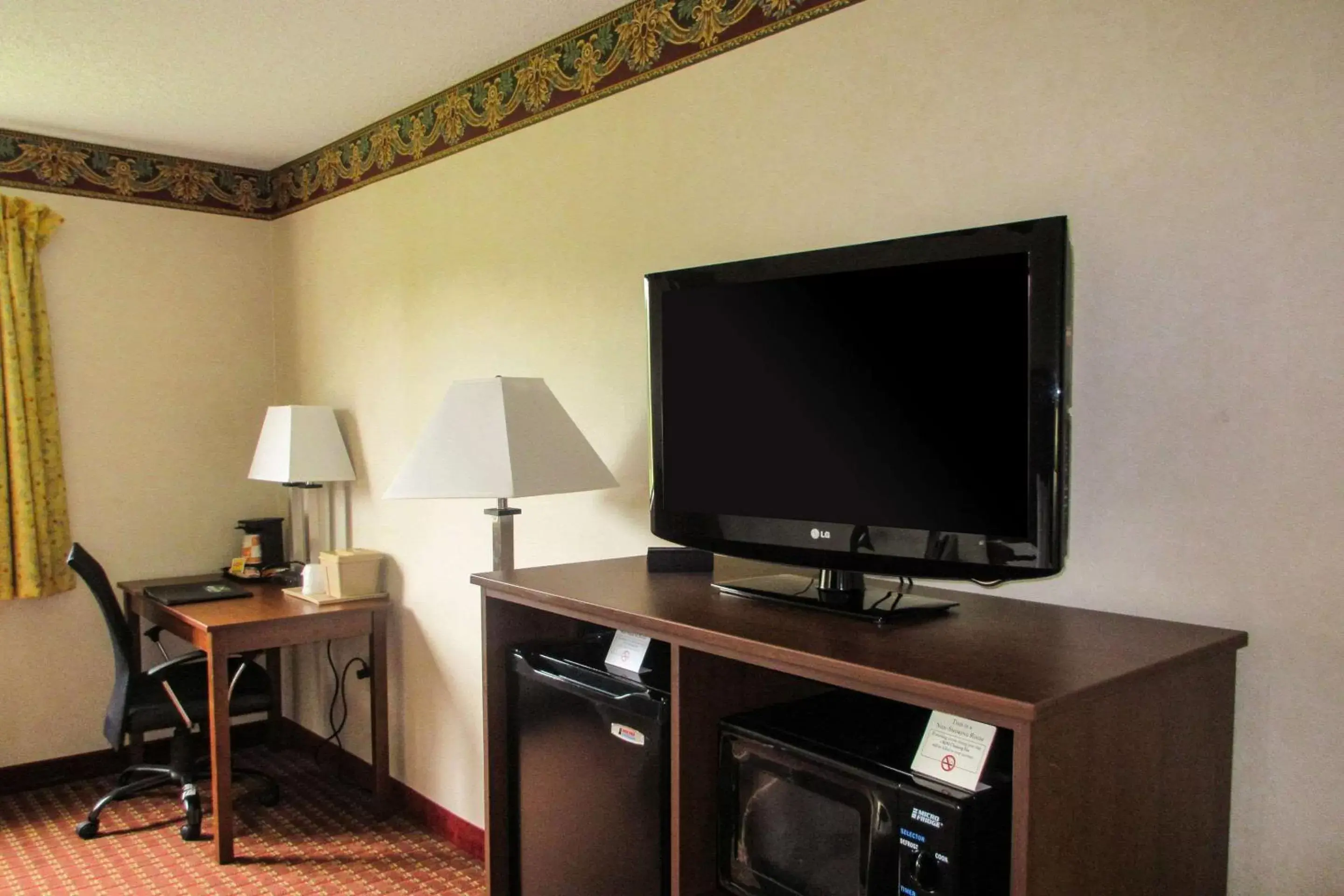 Photo of the whole room, TV/Entertainment Center in Quality Inn