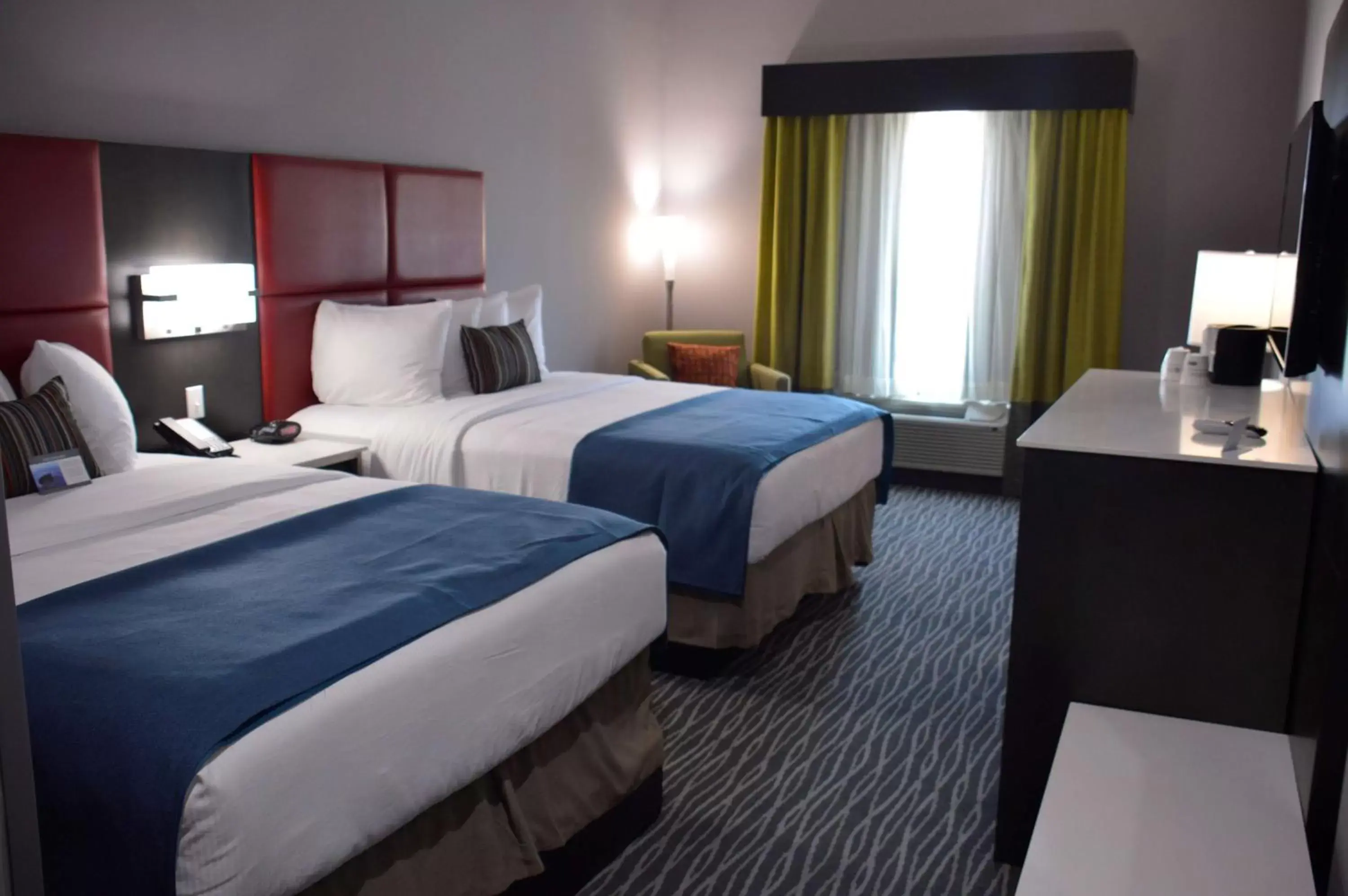 Photo of the whole room, Bed in Best Western Plus Airport Inn & Suites