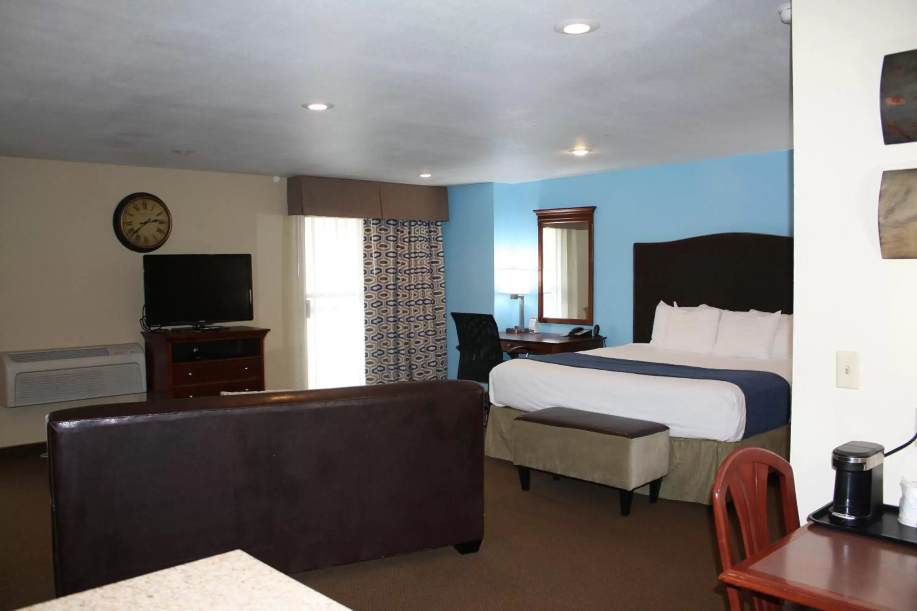 King Studio Suite with River View - Non-Smoking in Baymont by Wyndham Yakima Riverfront