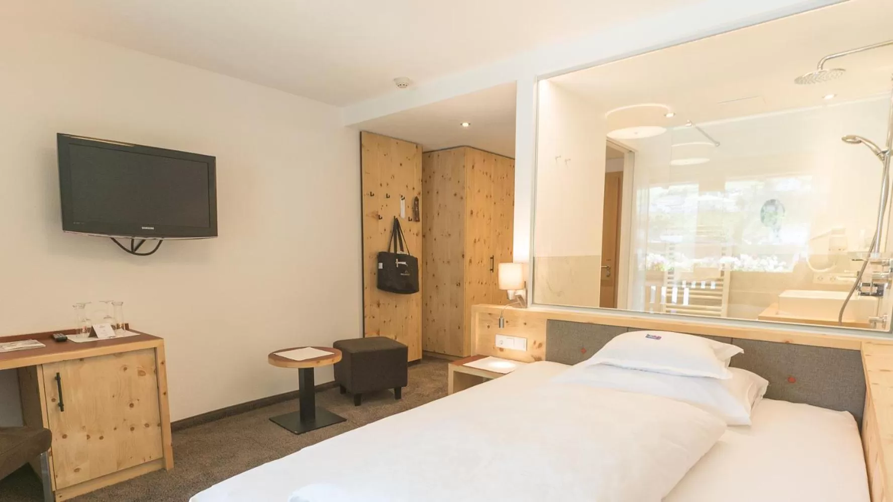 Photo of the whole room, Bed in Wellnesshotel Mein Almhof Superior