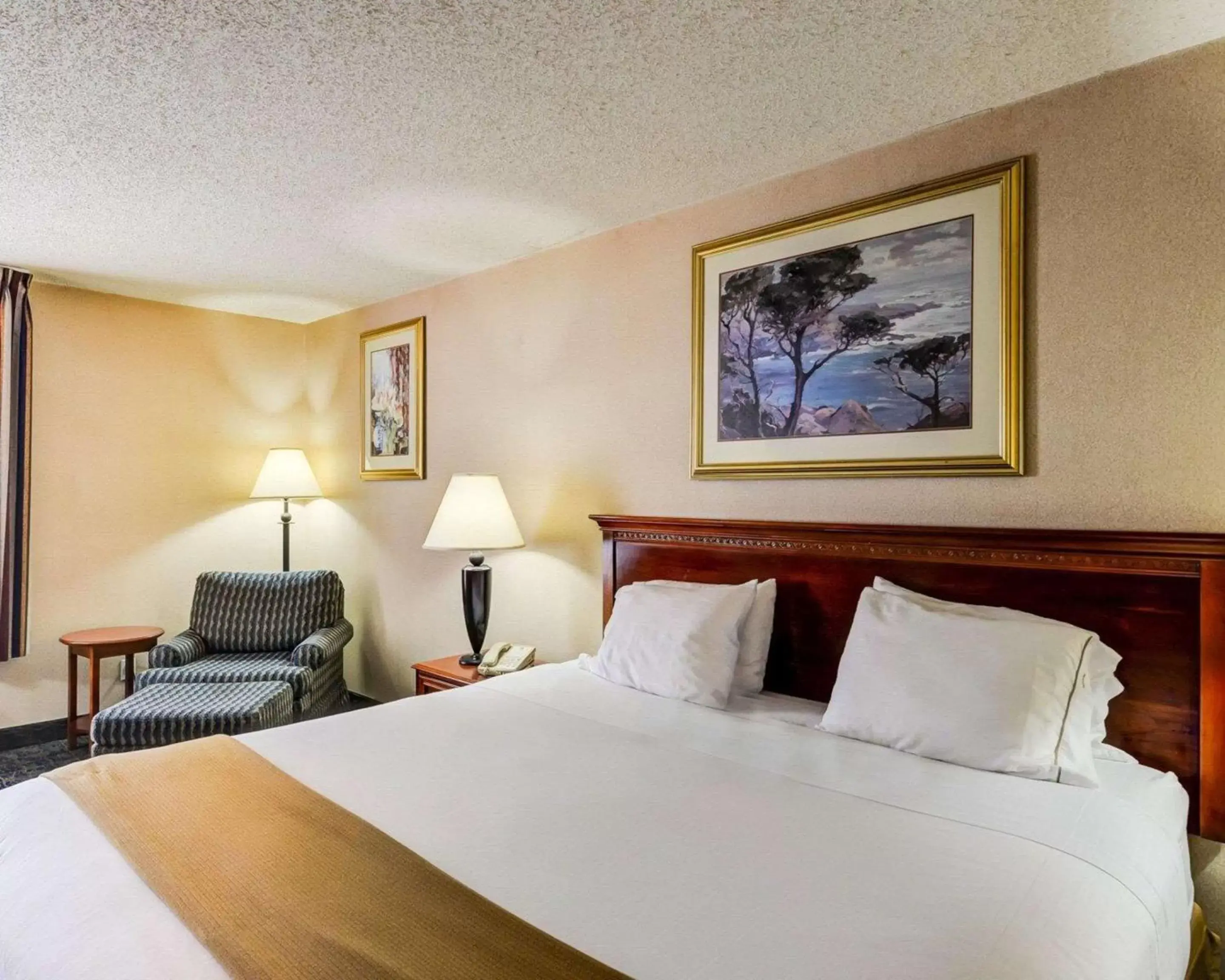 Other, Bed in Quality Inn Spring Mills - Martinsburg North
