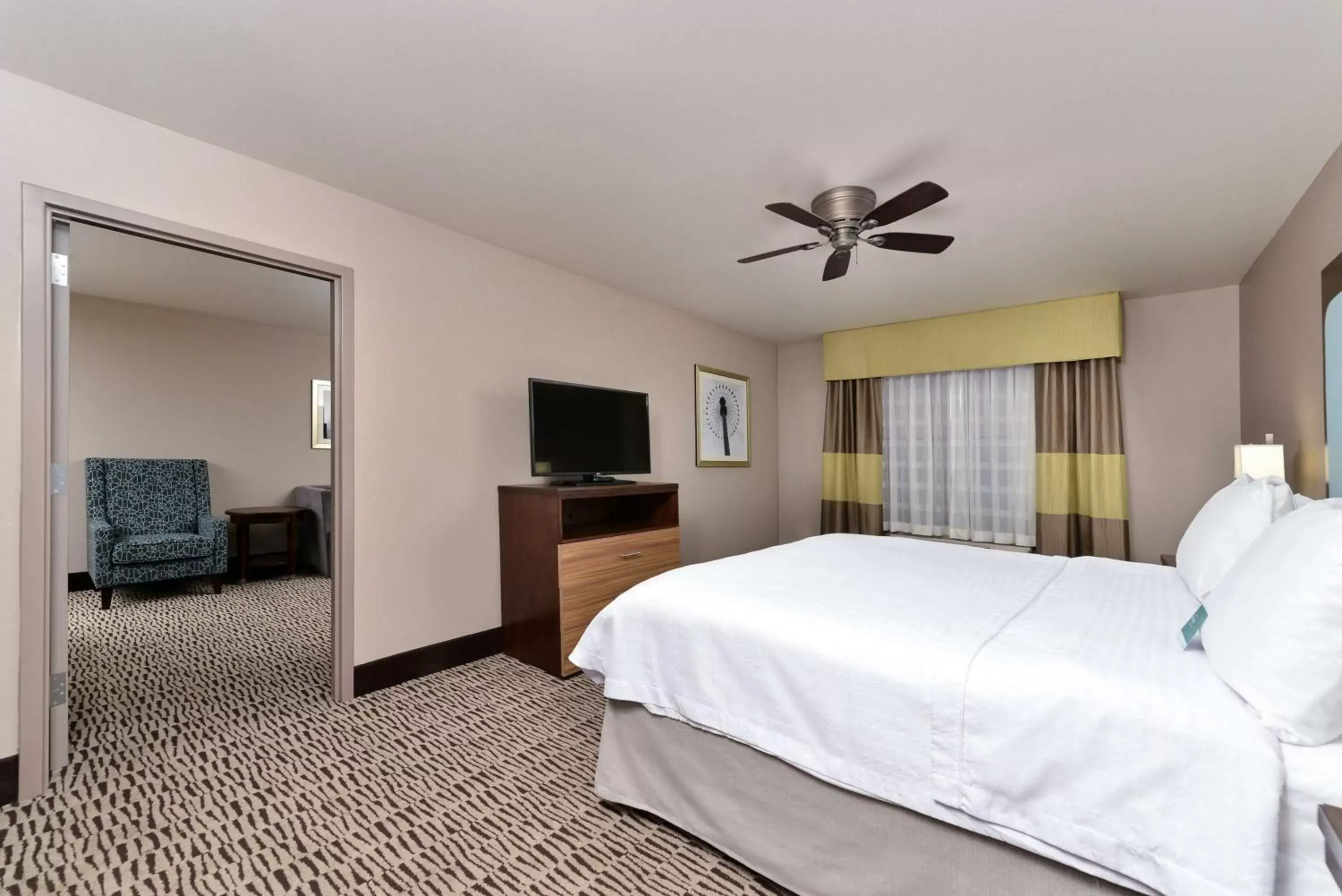Bed in Homewood Suites by Hilton Cincinnati/Mason