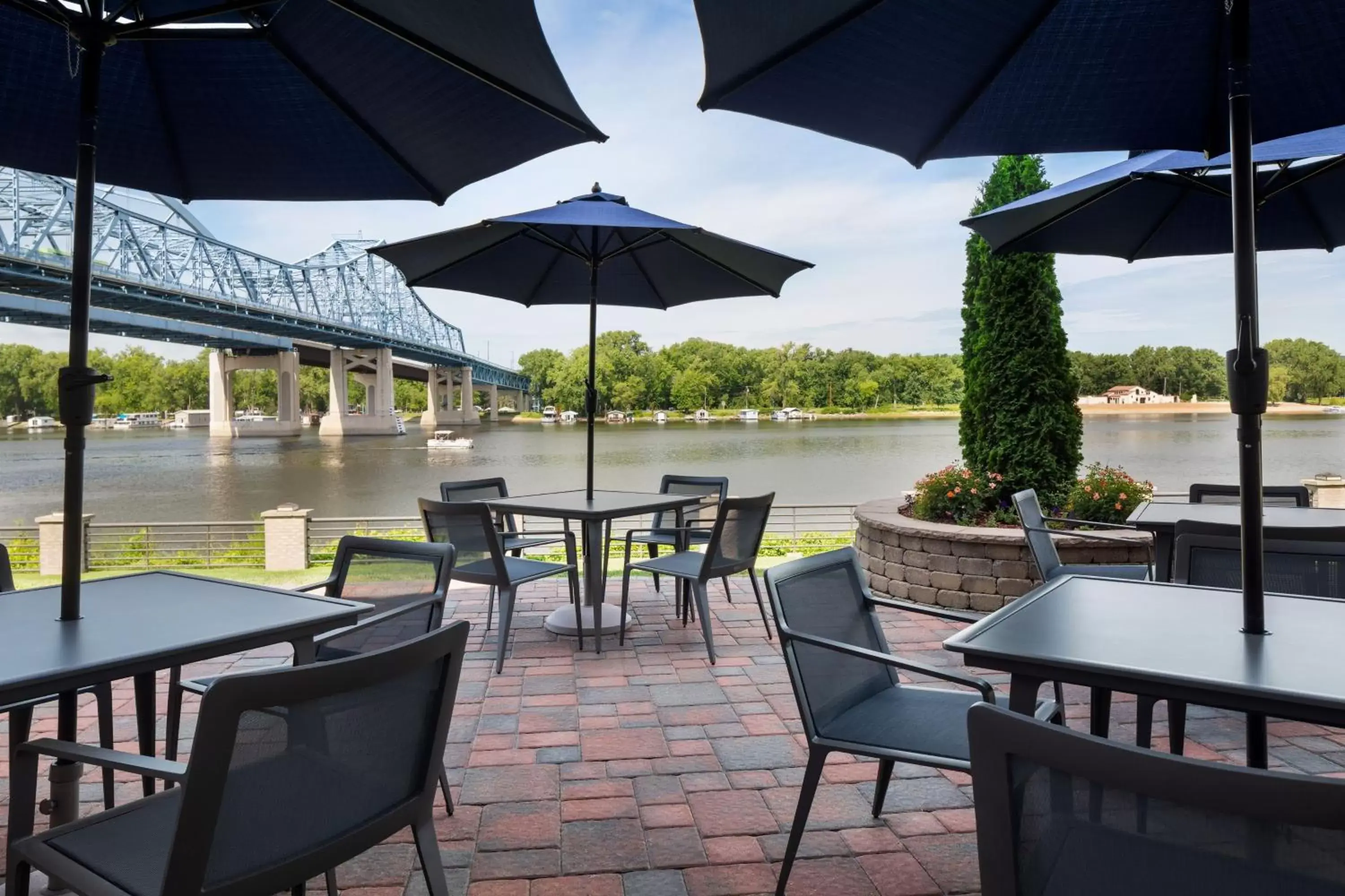 Property building, Restaurant/Places to Eat in Courtyard La Crosse Downtown/Mississippi Riverfront