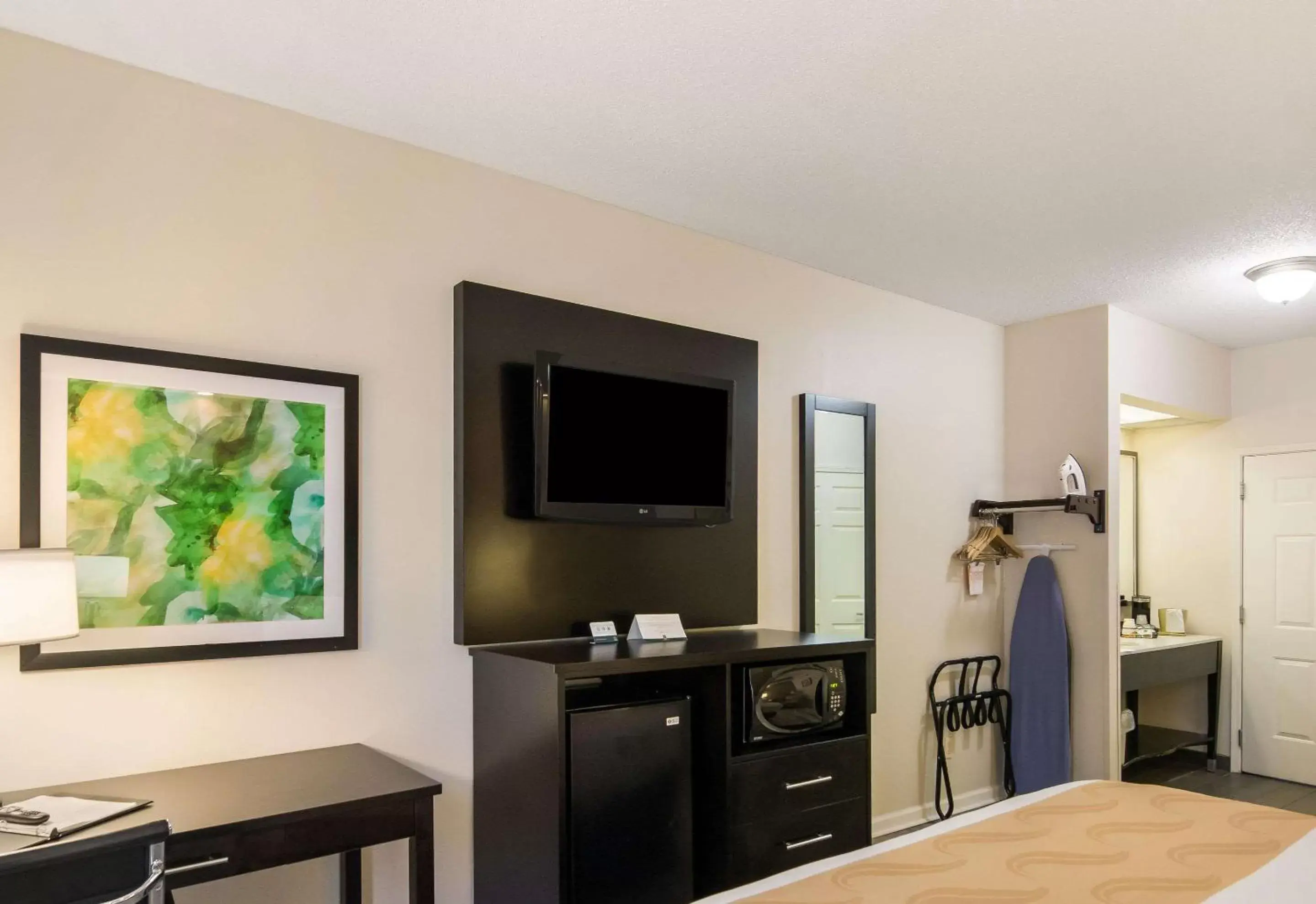 Photo of the whole room, TV/Entertainment Center in Quality Inn Crestview Near Eglin AFB