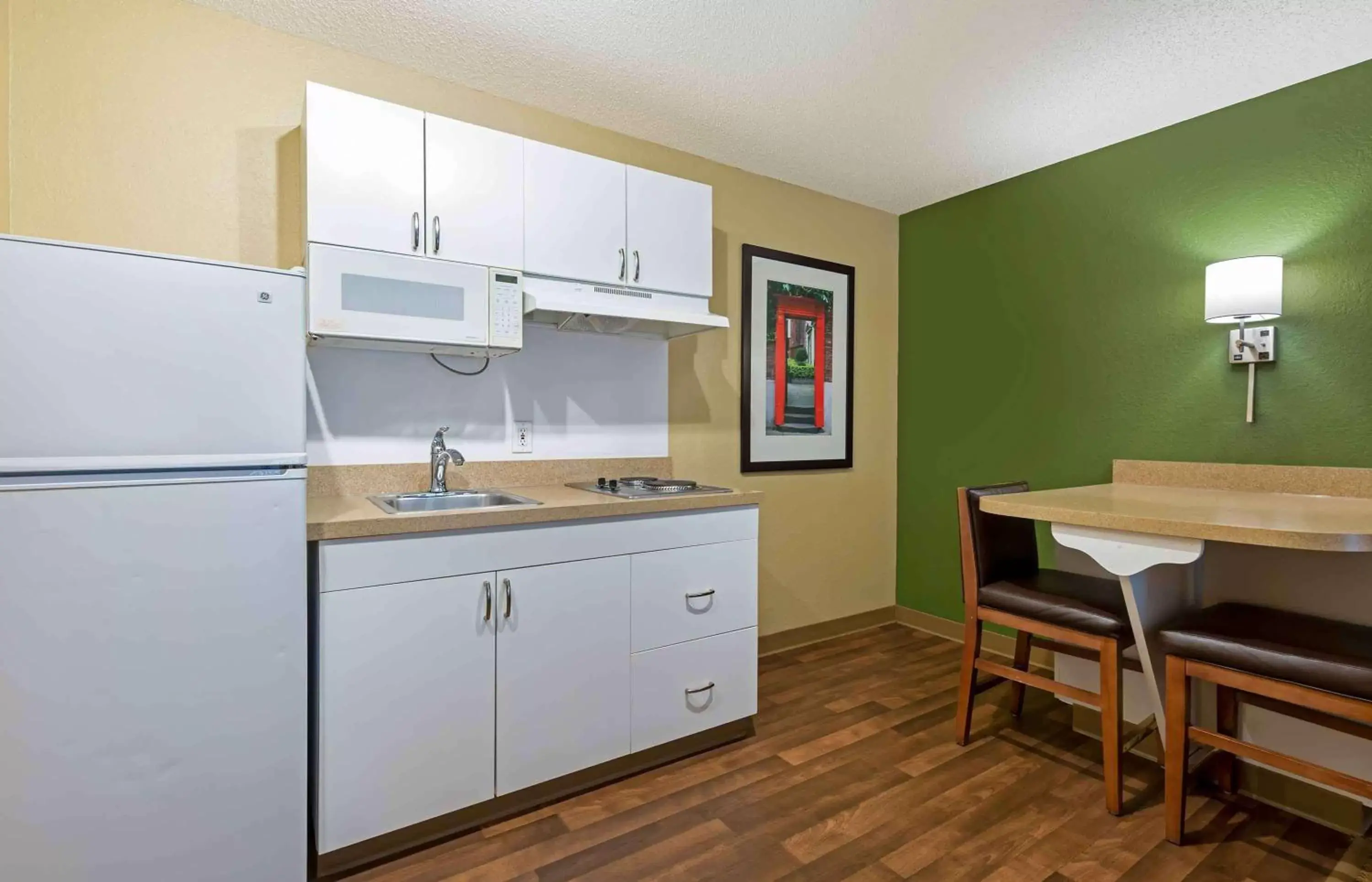 Bedroom, Kitchen/Kitchenette in Extended Stay America Suites - Washington, DC - Falls Church - Merrifield