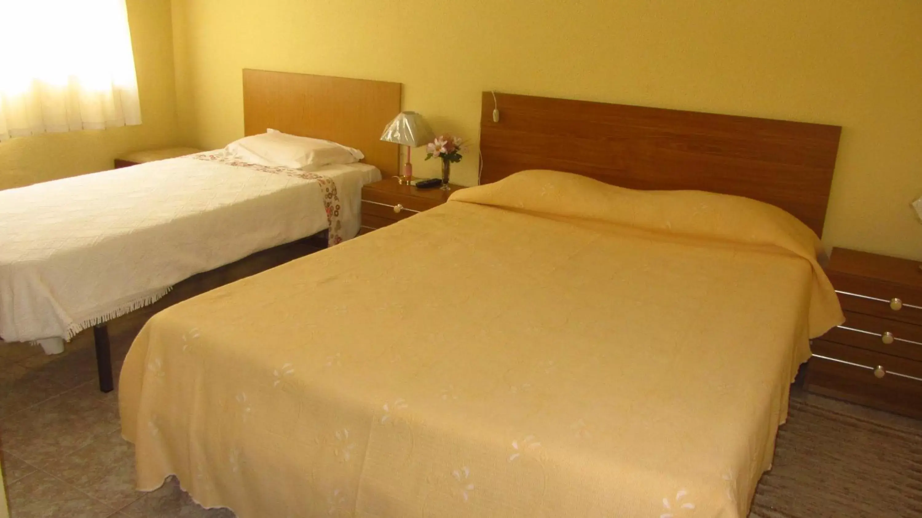 Shower, Bed in Residencial Martinho