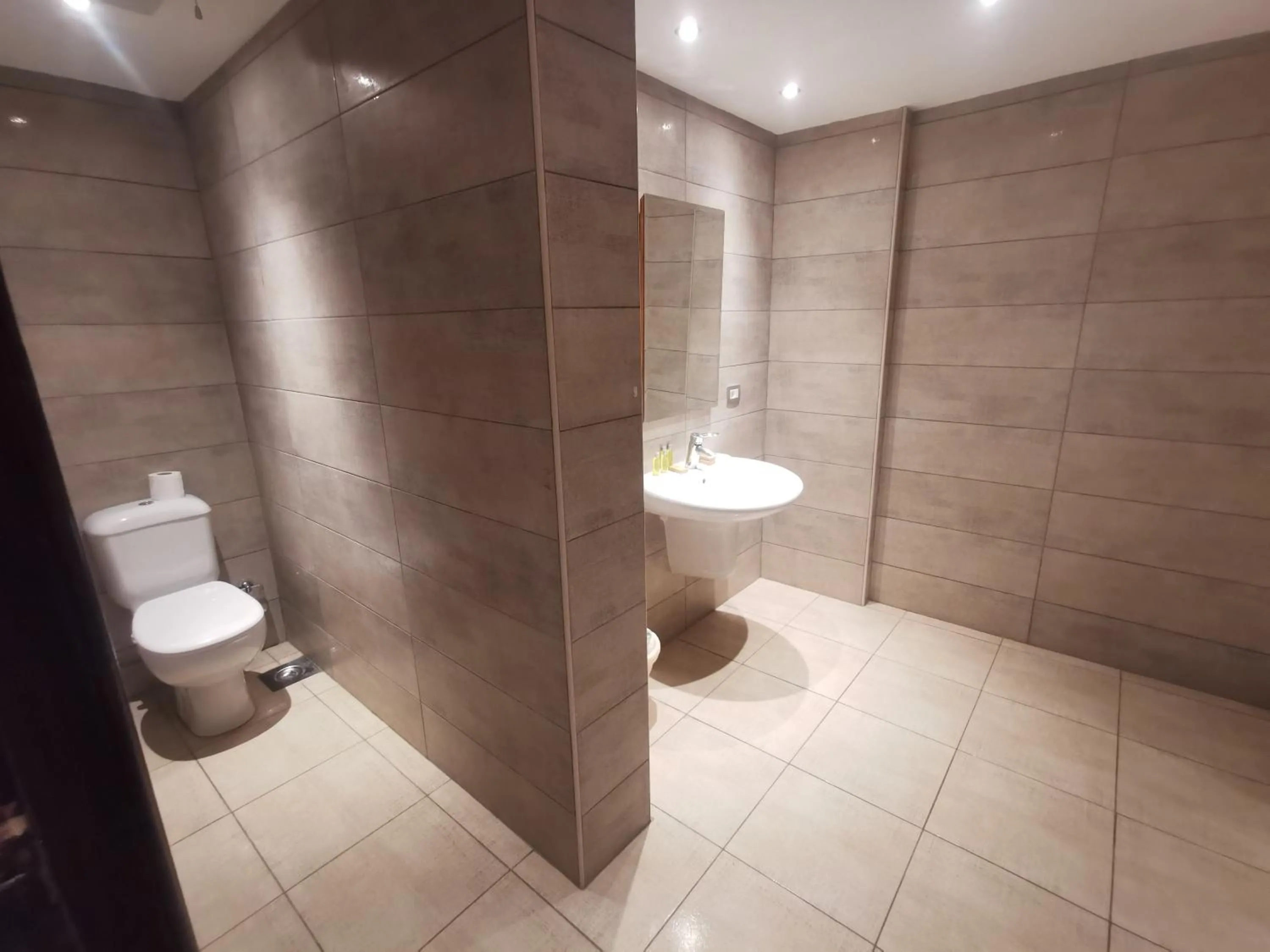 Shower in Green Plaza Inn '''Business &Families Only'''