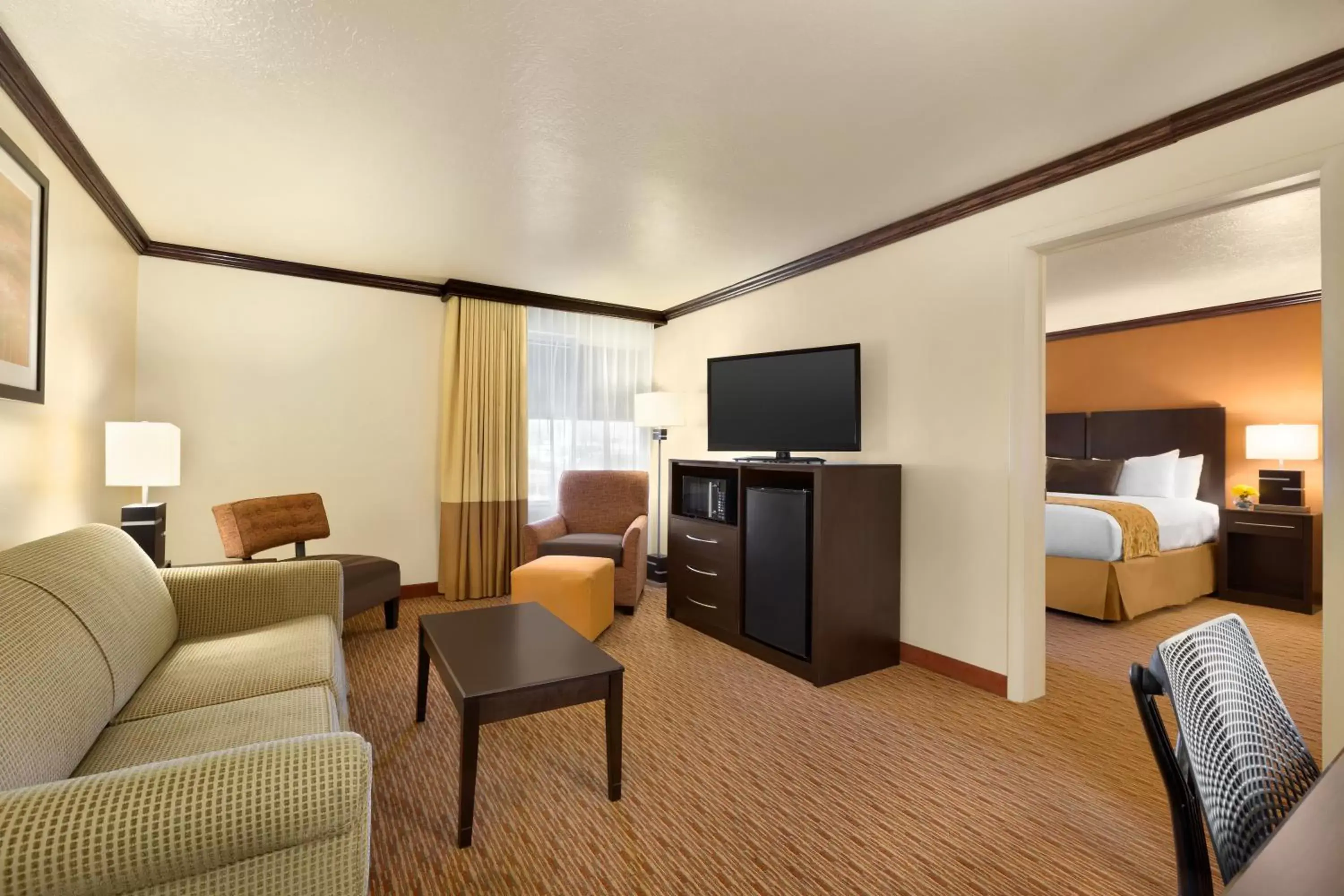 Photo of the whole room, TV/Entertainment Center in Park Inn by Radisson Salt Lake City -Midvale