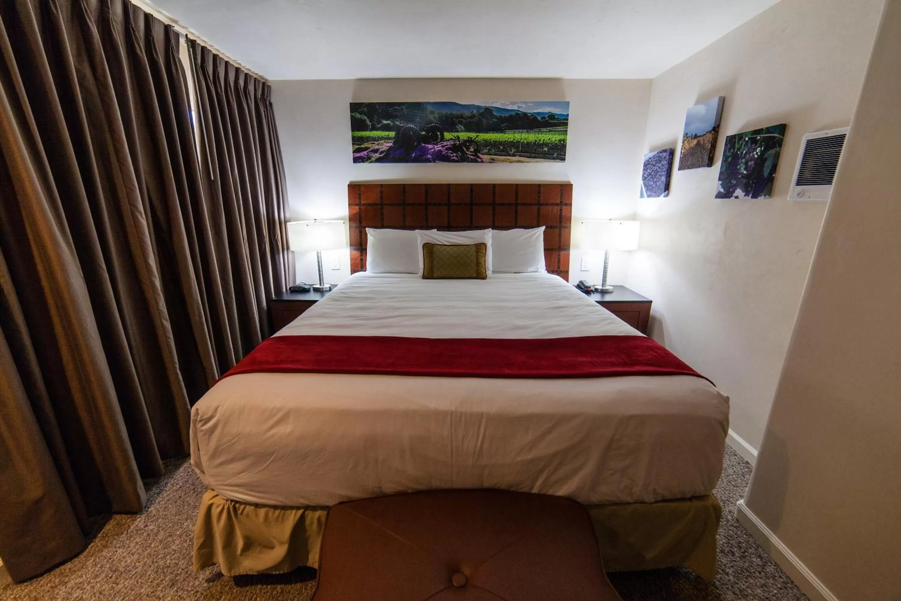 Photo of the whole room, Bed in The Vendange Carmel Inn & Suites