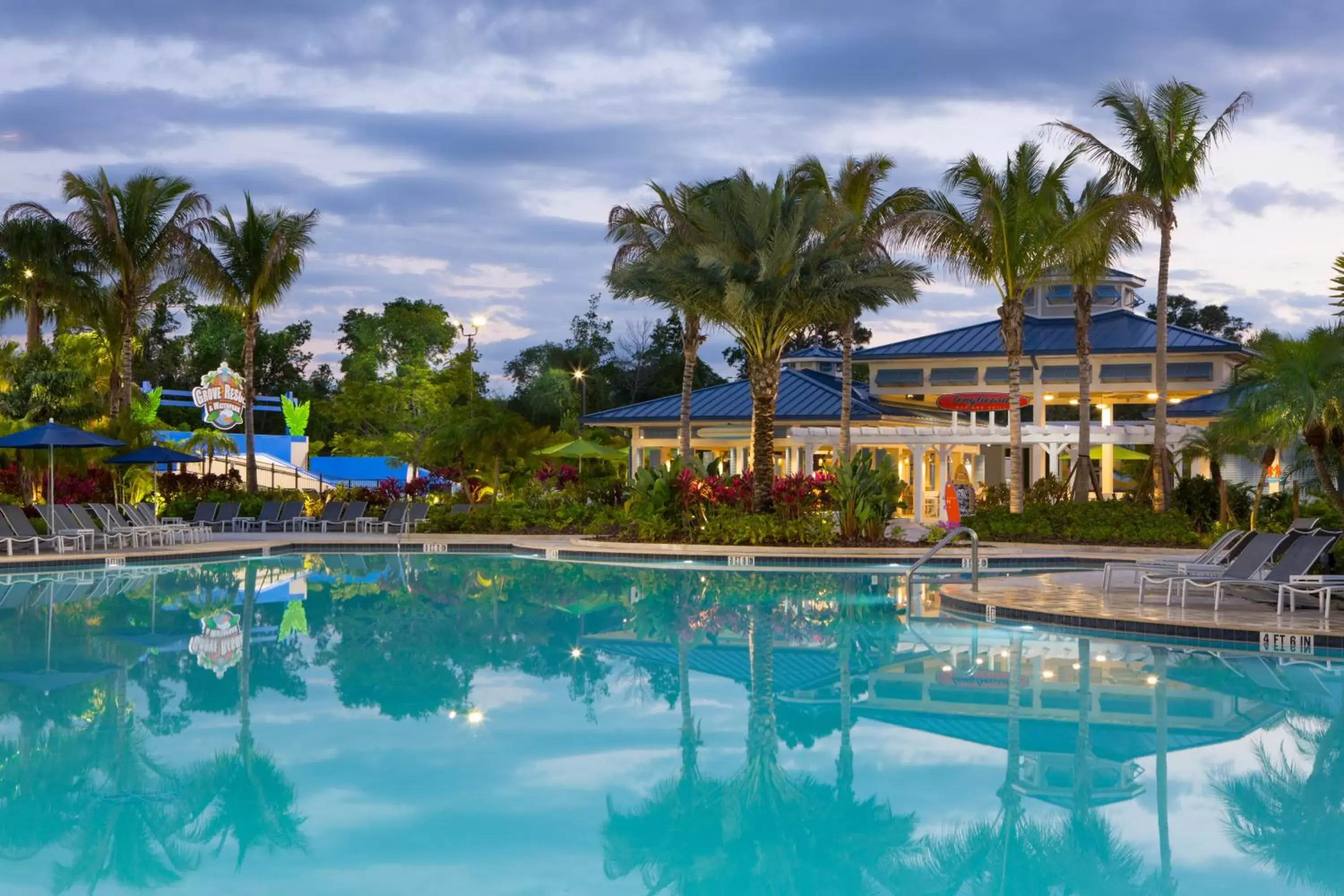 Restaurant/places to eat, Swimming Pool in The Grove Resort & Water Park Orlando