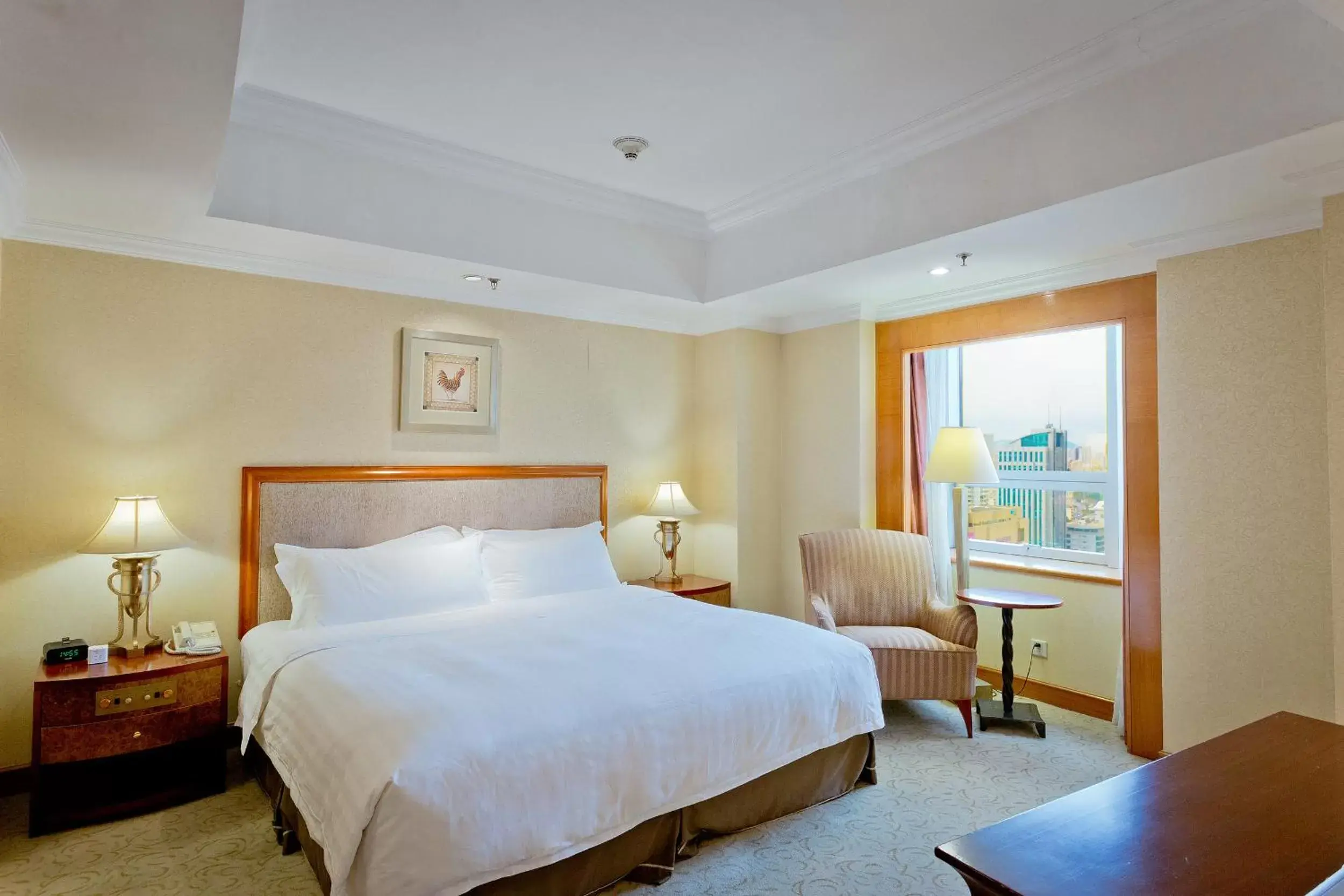 Photo of the whole room, Bed in Crowne Plaza Qingdao, an IHG Hotel