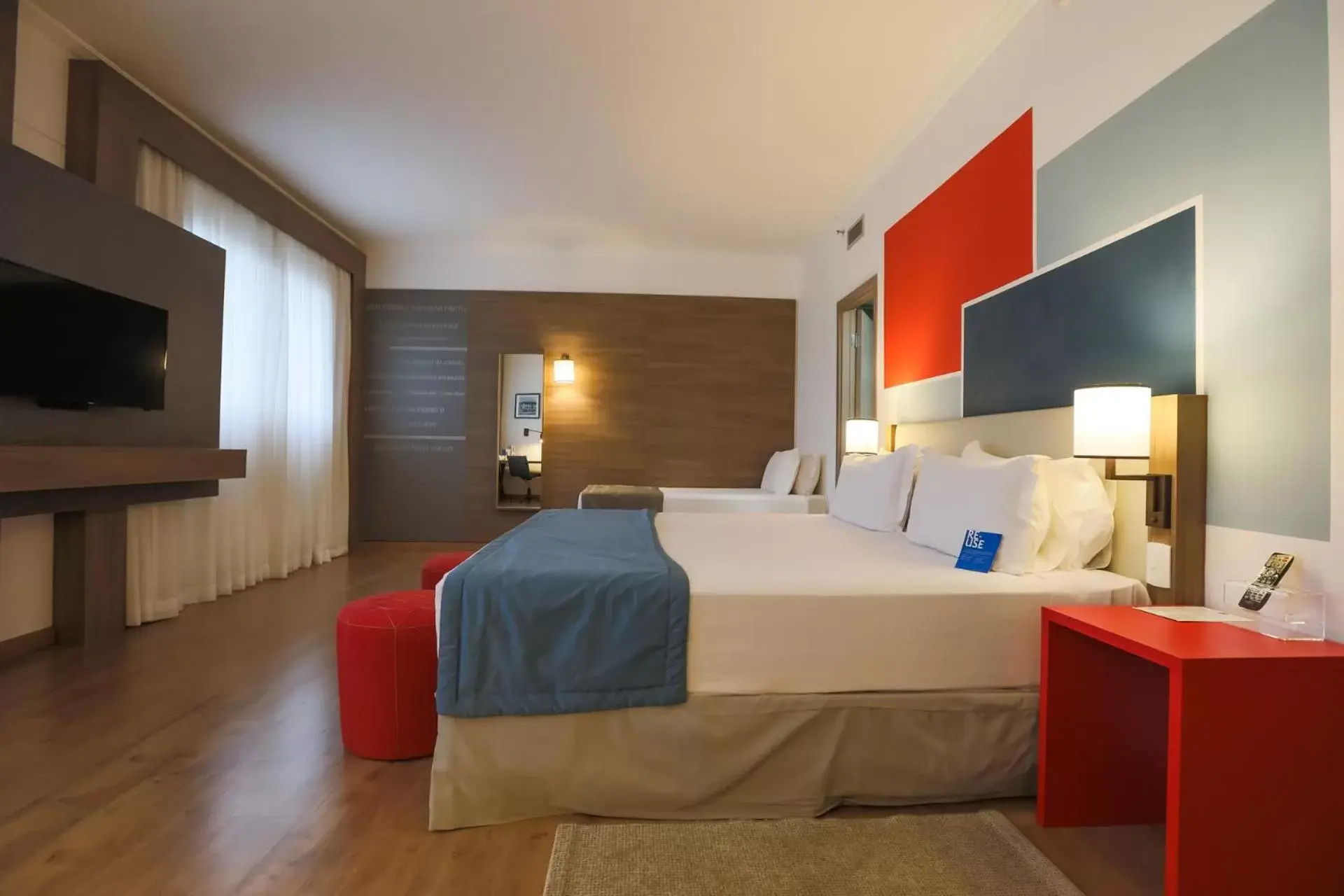 Communal lounge/ TV room, Bed in TRYP By Wyndham Ribeirão Preto