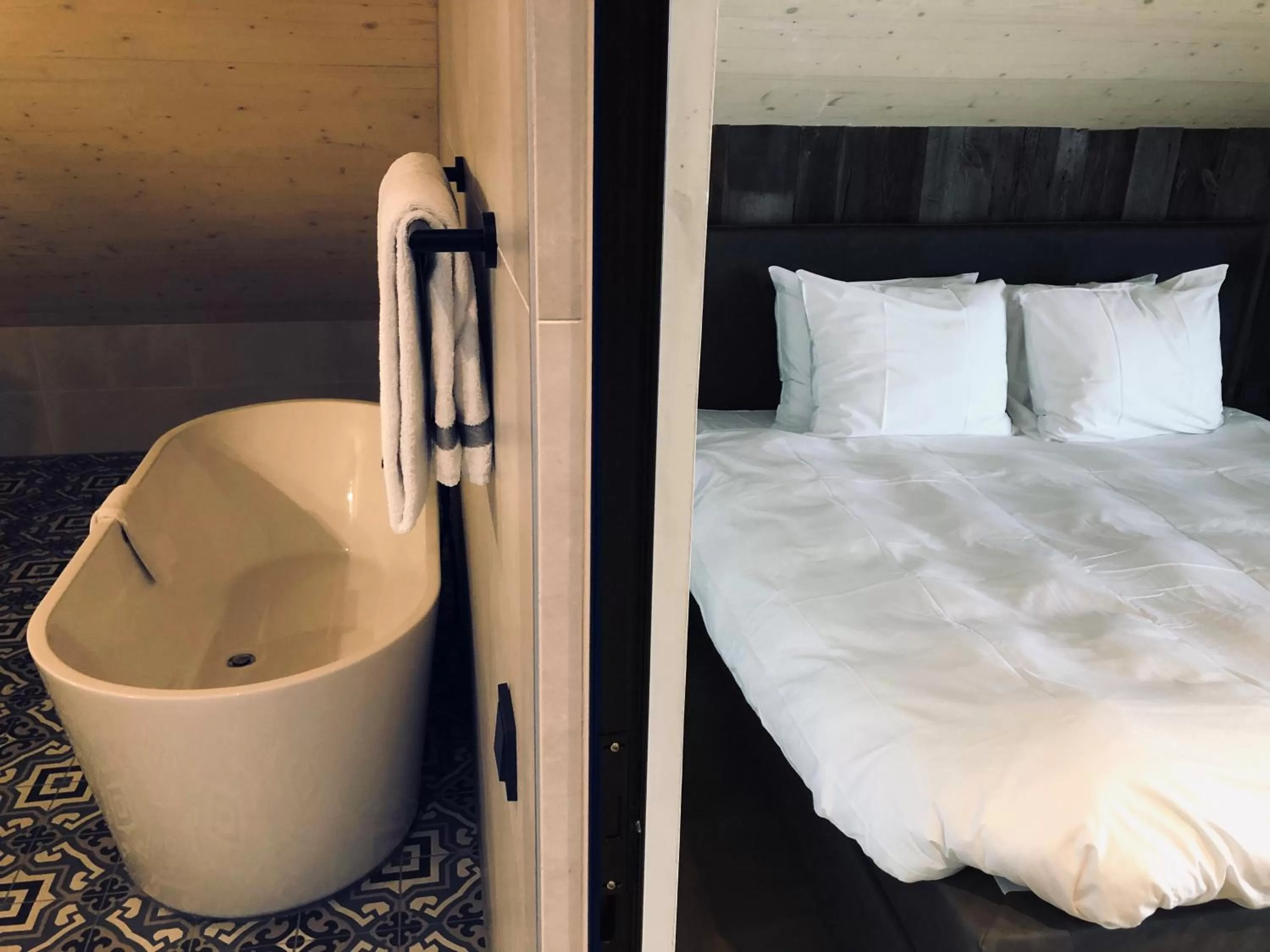 Bed in Waterrijk Oesterdam Hotel