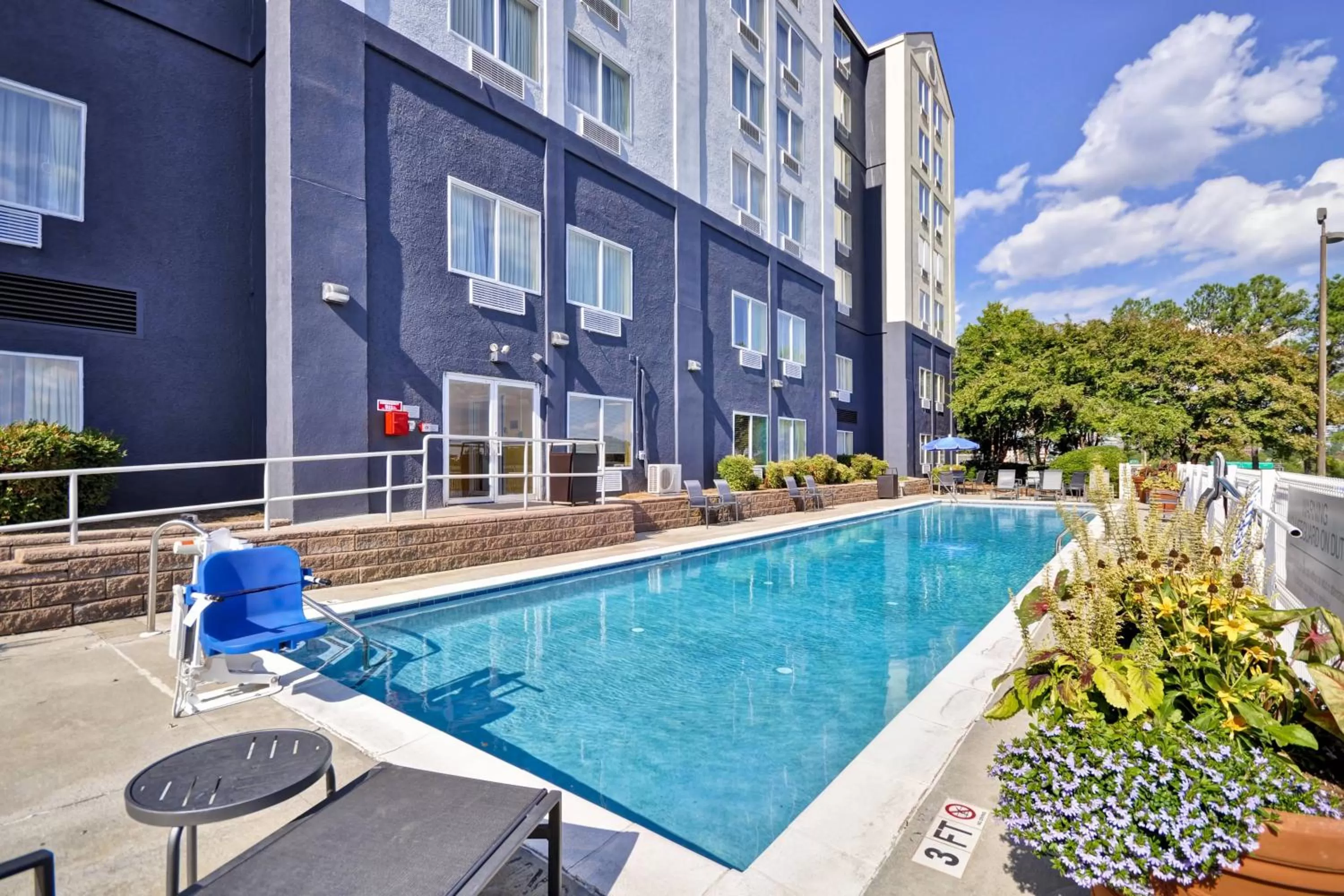 Swimming pool in Fairfield Inn & Suites by Marriott Atlanta Vinings/Galleria