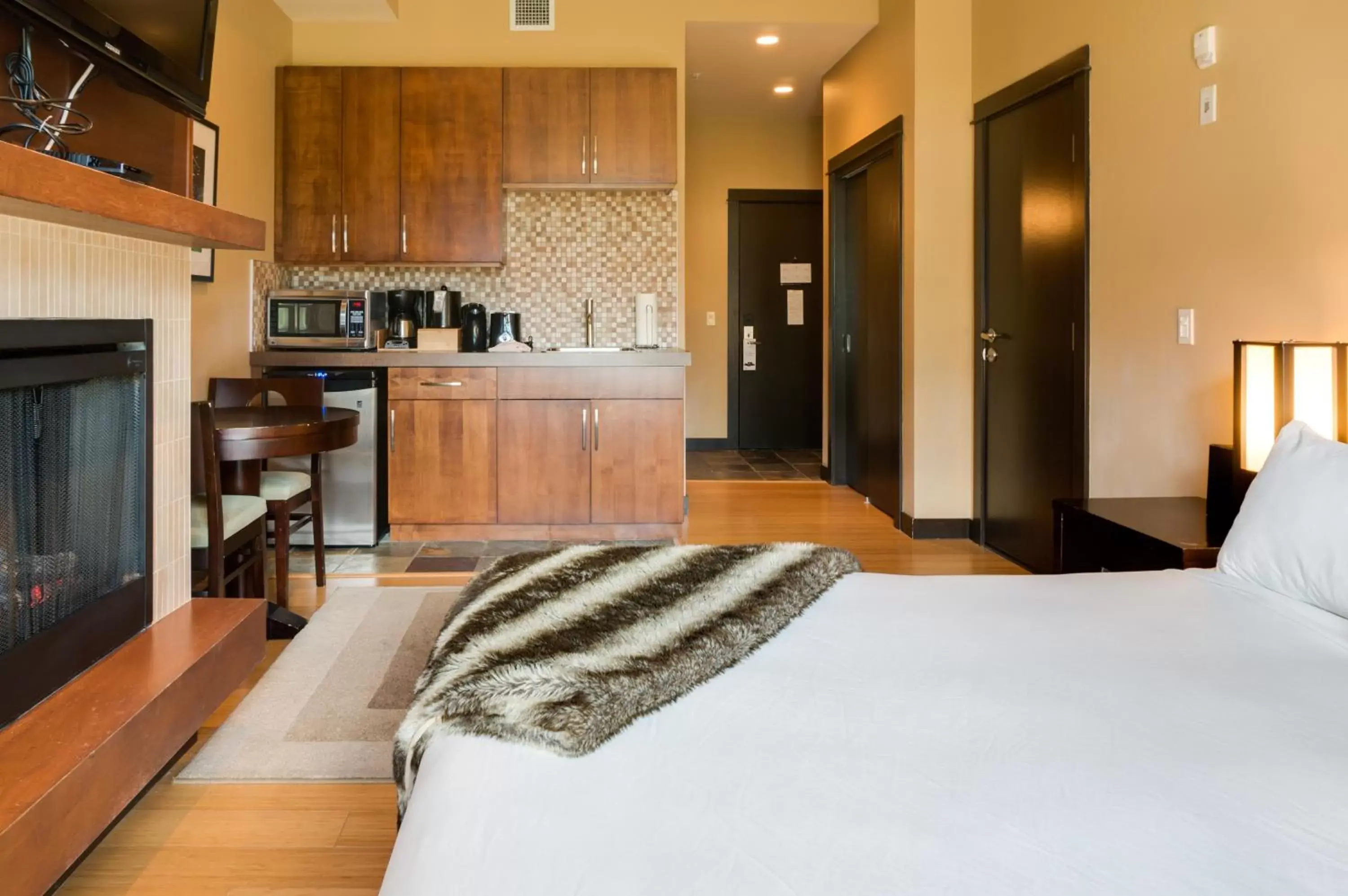 Photo of the whole room, Kitchen/Kitchenette in Silver Creek Lodge