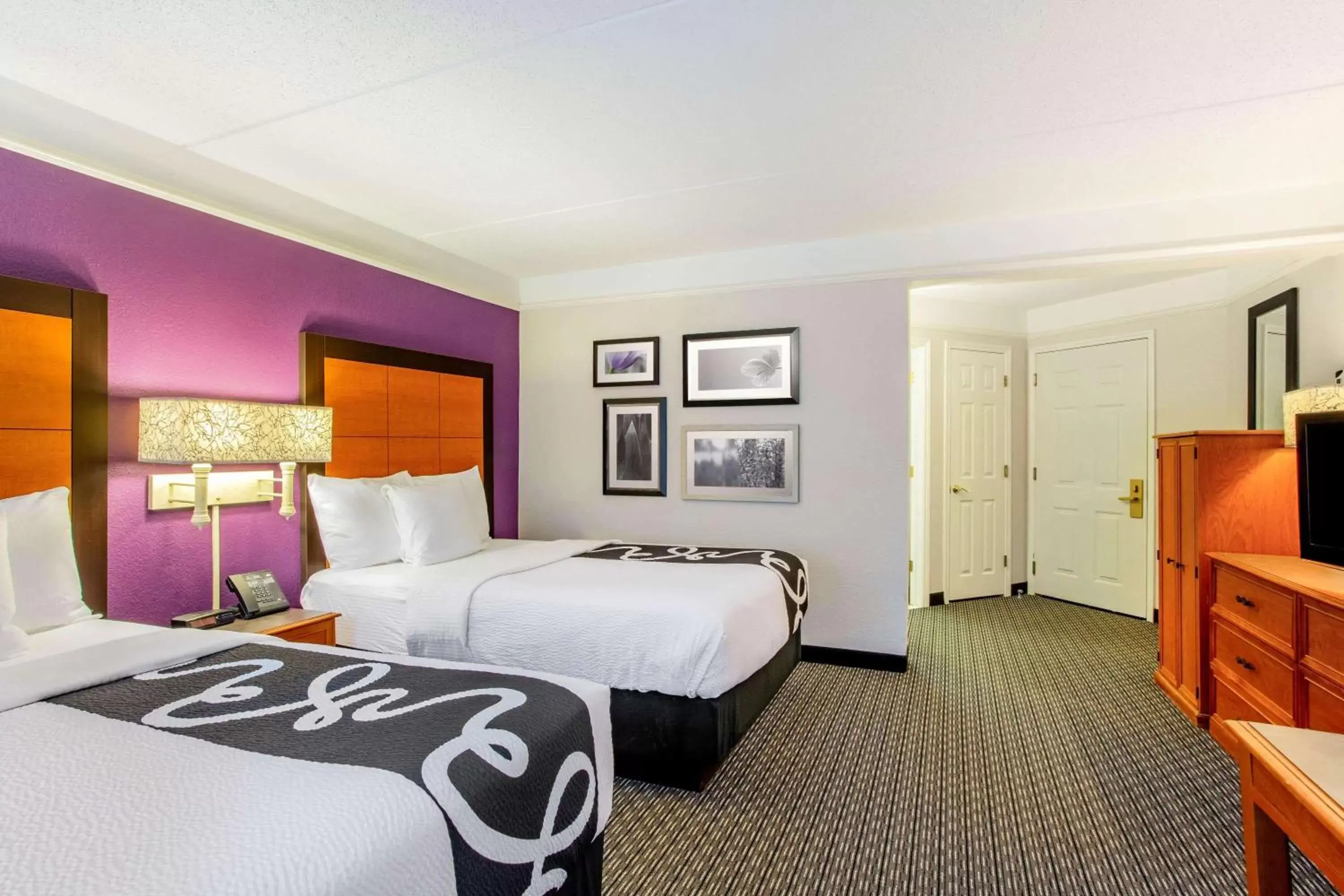 Photo of the whole room, Bed in La Quinta by Wyndham Raleigh Durham Intl AP