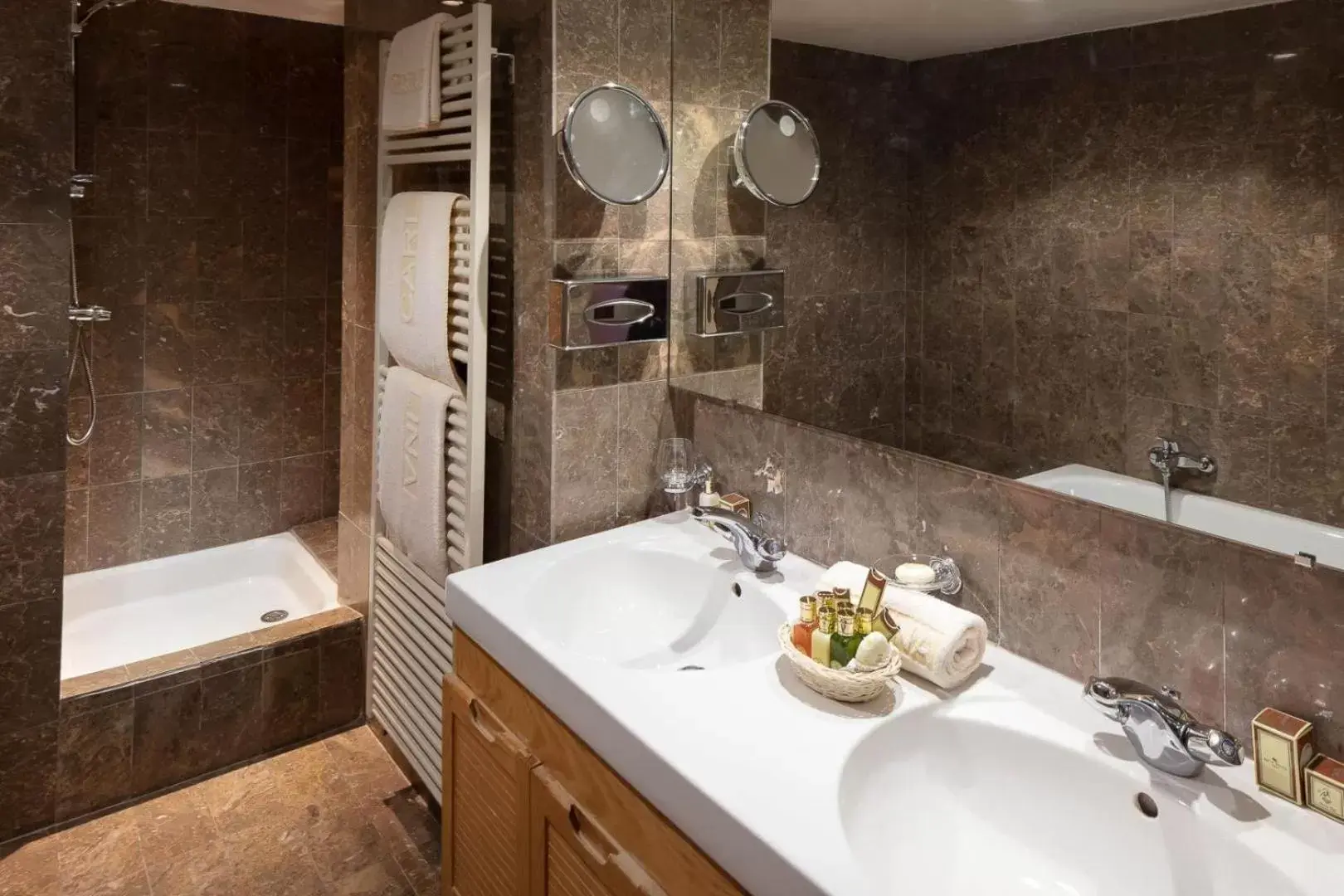 Shower, Bathroom in Hotel Carlina