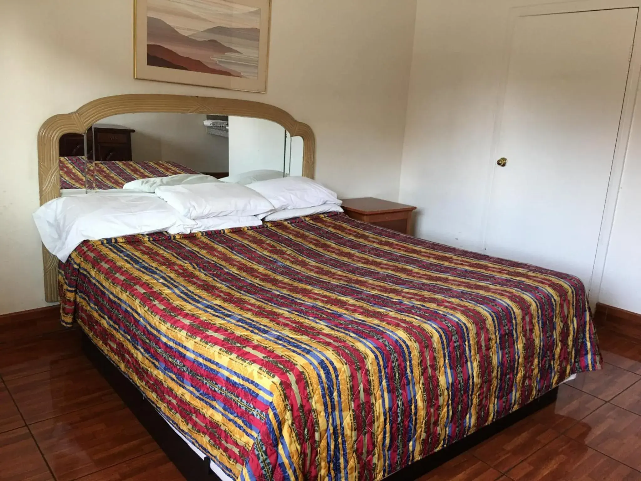 Photo of the whole room, Bed in SandPiper Motel - Los Angeles