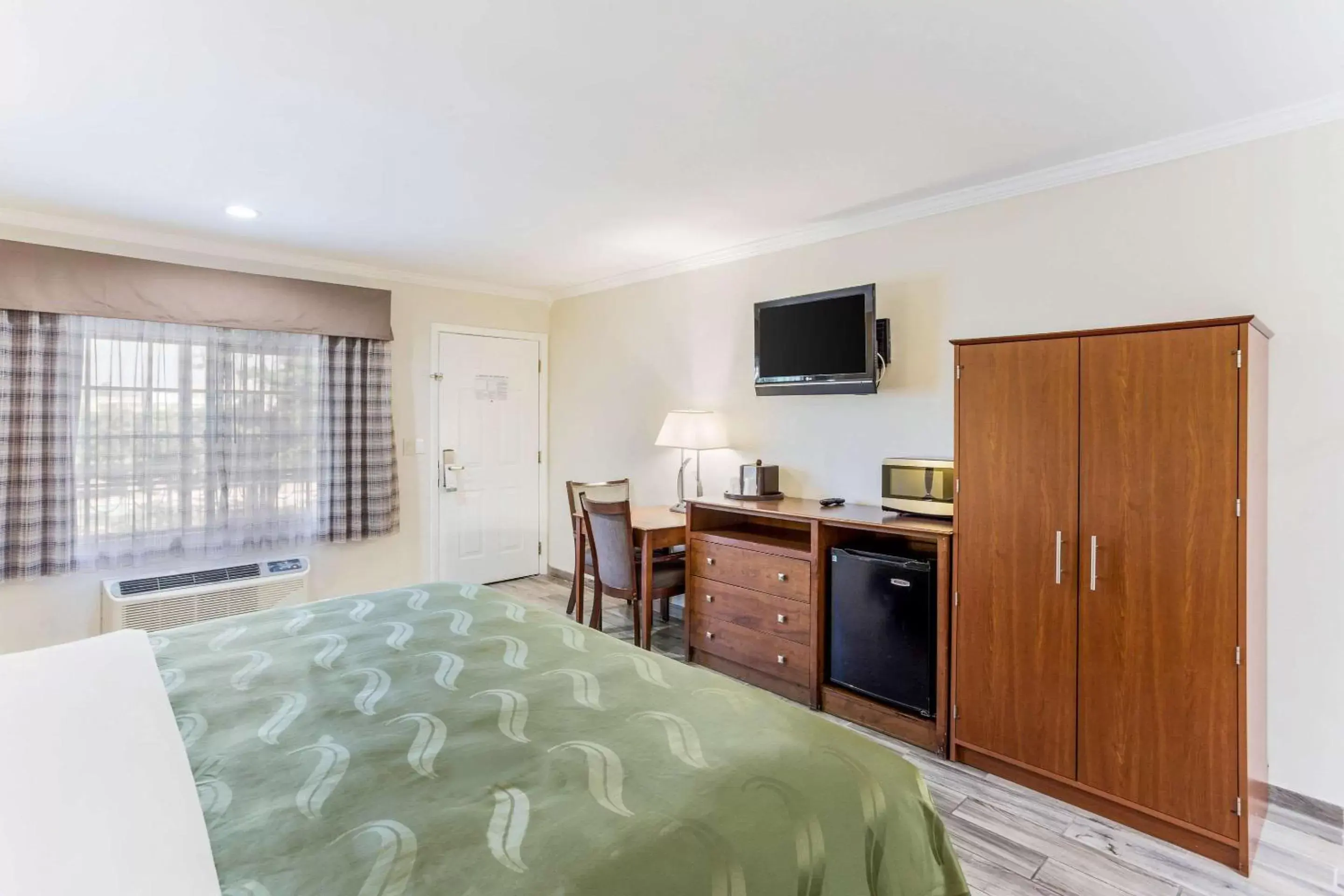 Photo of the whole room, TV/Entertainment Center in Quality Inn Escondido Downtown