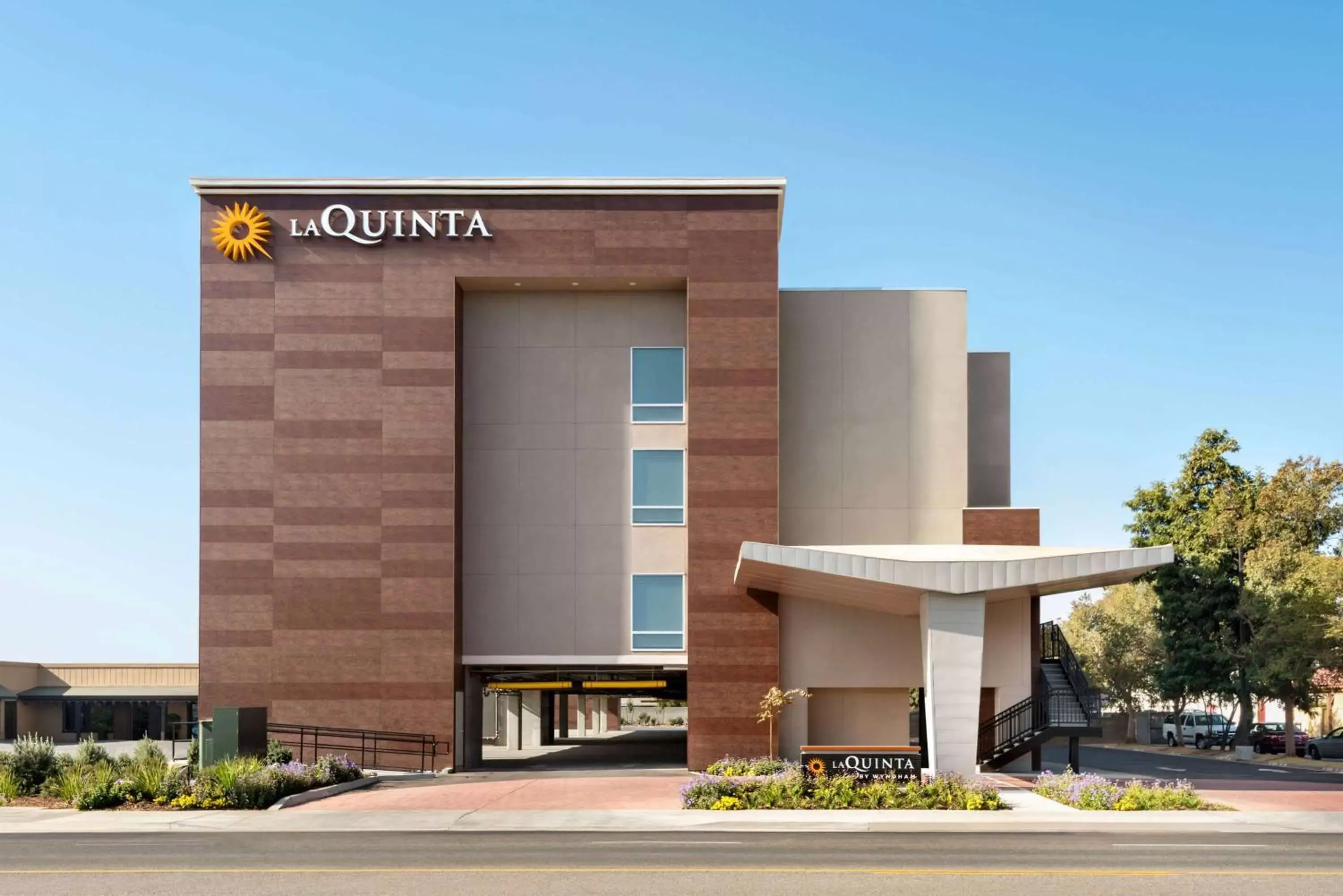 Property Building in La Quinta by Wyndham Clovis CA