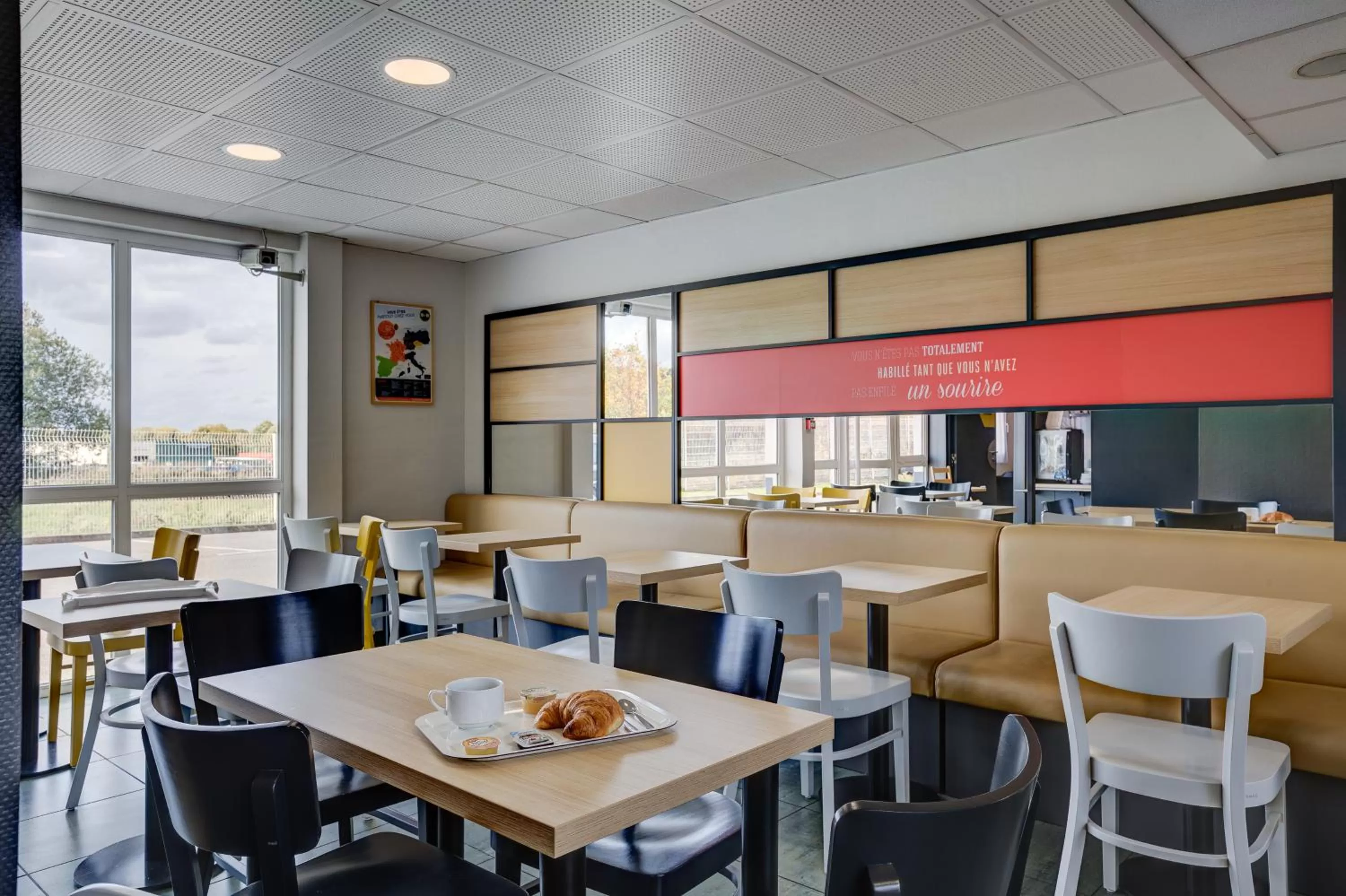 Buffet breakfast in B&B HOTEL Beauvais