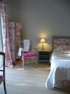 Photo of the whole room, Bed in Chambre d'Hotes Le Ponsonnet
