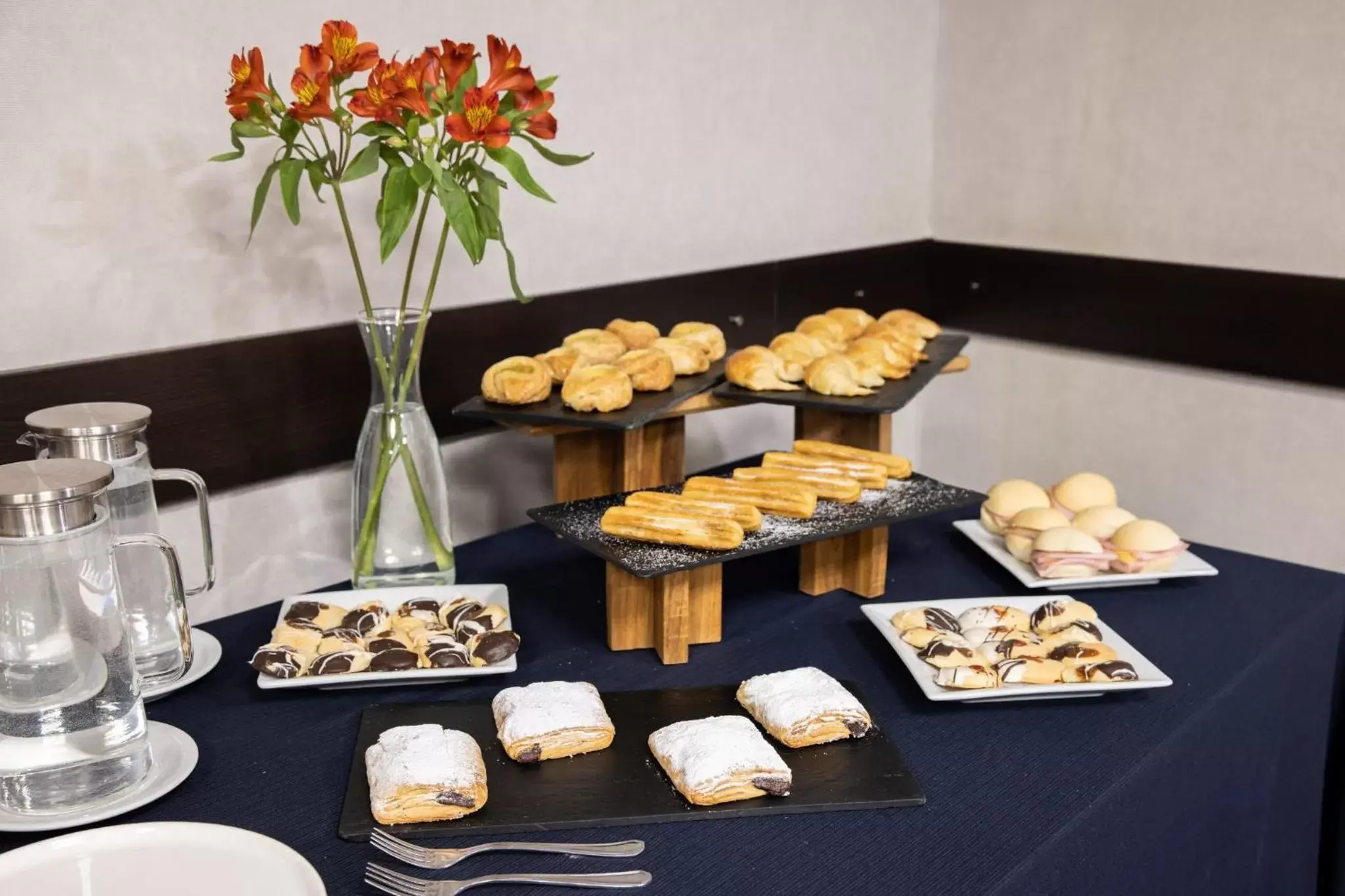 Meeting/conference room, Food in Holiday Inn Express Puerto Madero, an IHG Hotel