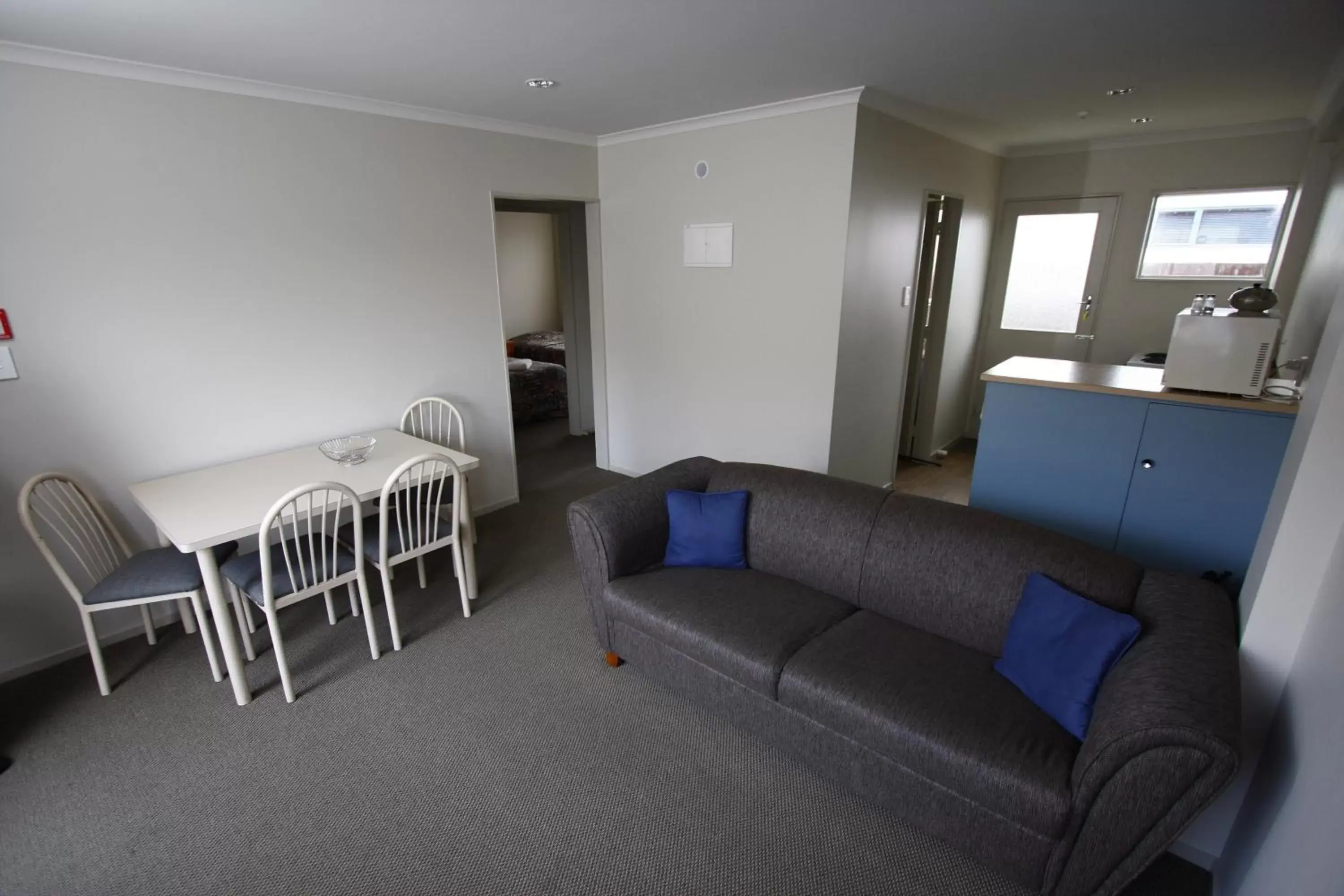 Kitchen or kitchenette, Seating Area in Mountain View Motel