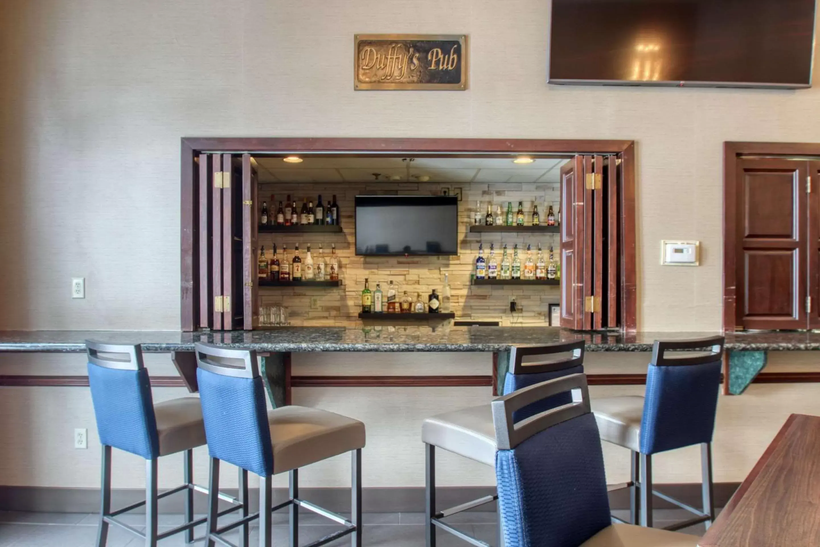 Restaurant/places to eat, Lounge/Bar in Comfort Suites Madison West