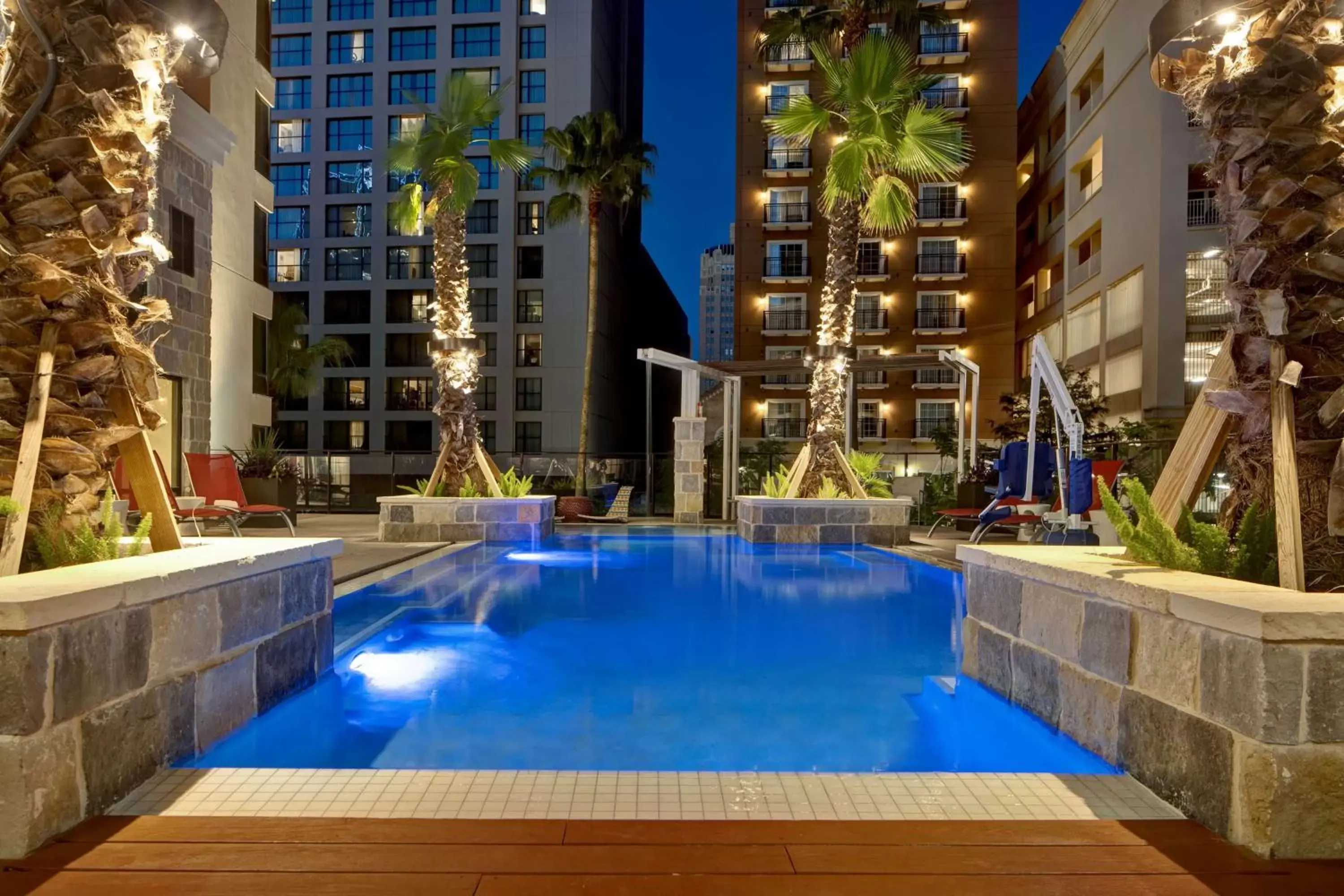 Property building, Swimming Pool in Hampton Inn & Suites San Antonio Riverwalk