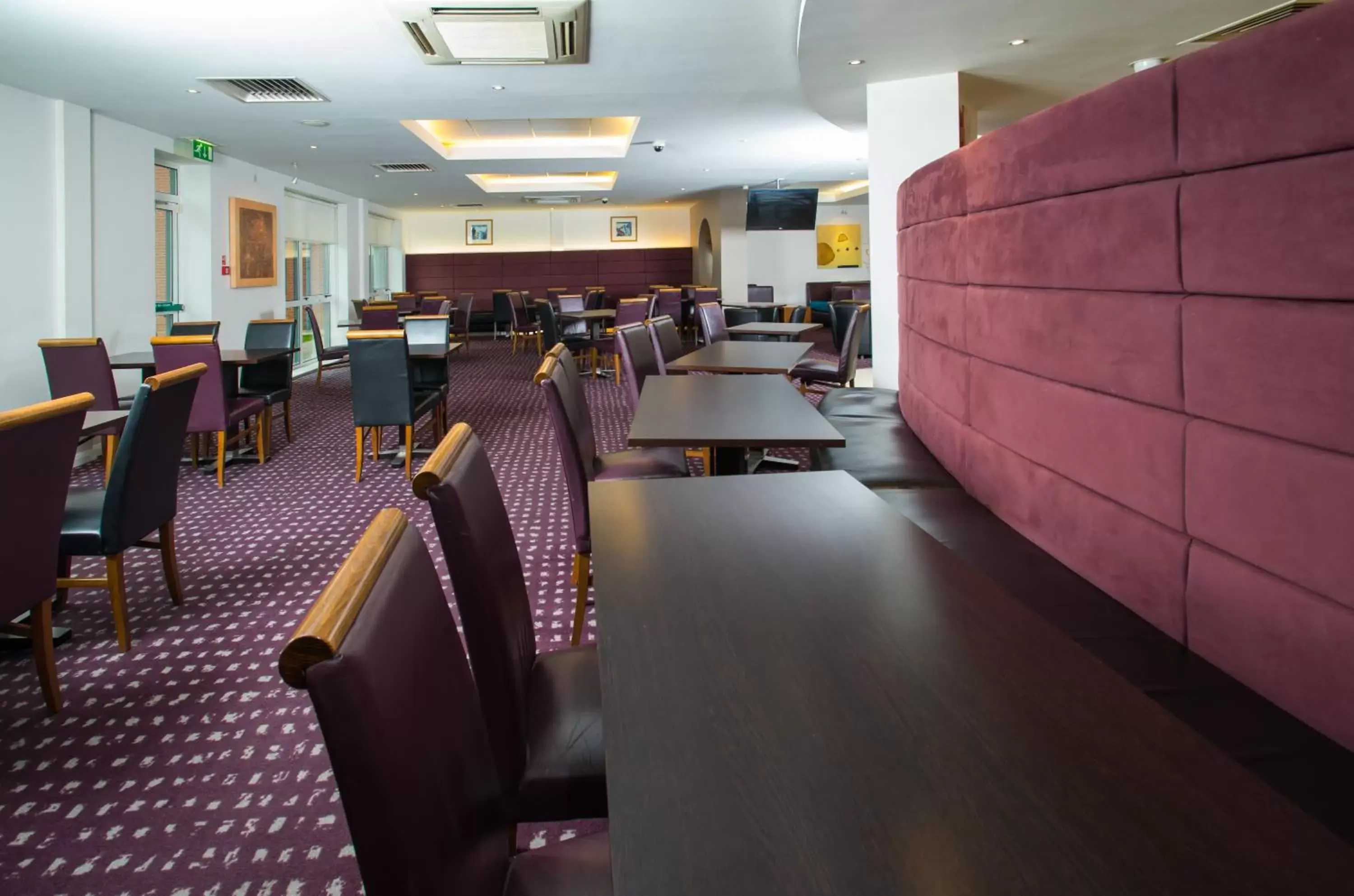 Lounge or bar, Restaurant/Places to Eat in Holiday Inn Express Bedford, an IHG Hotel