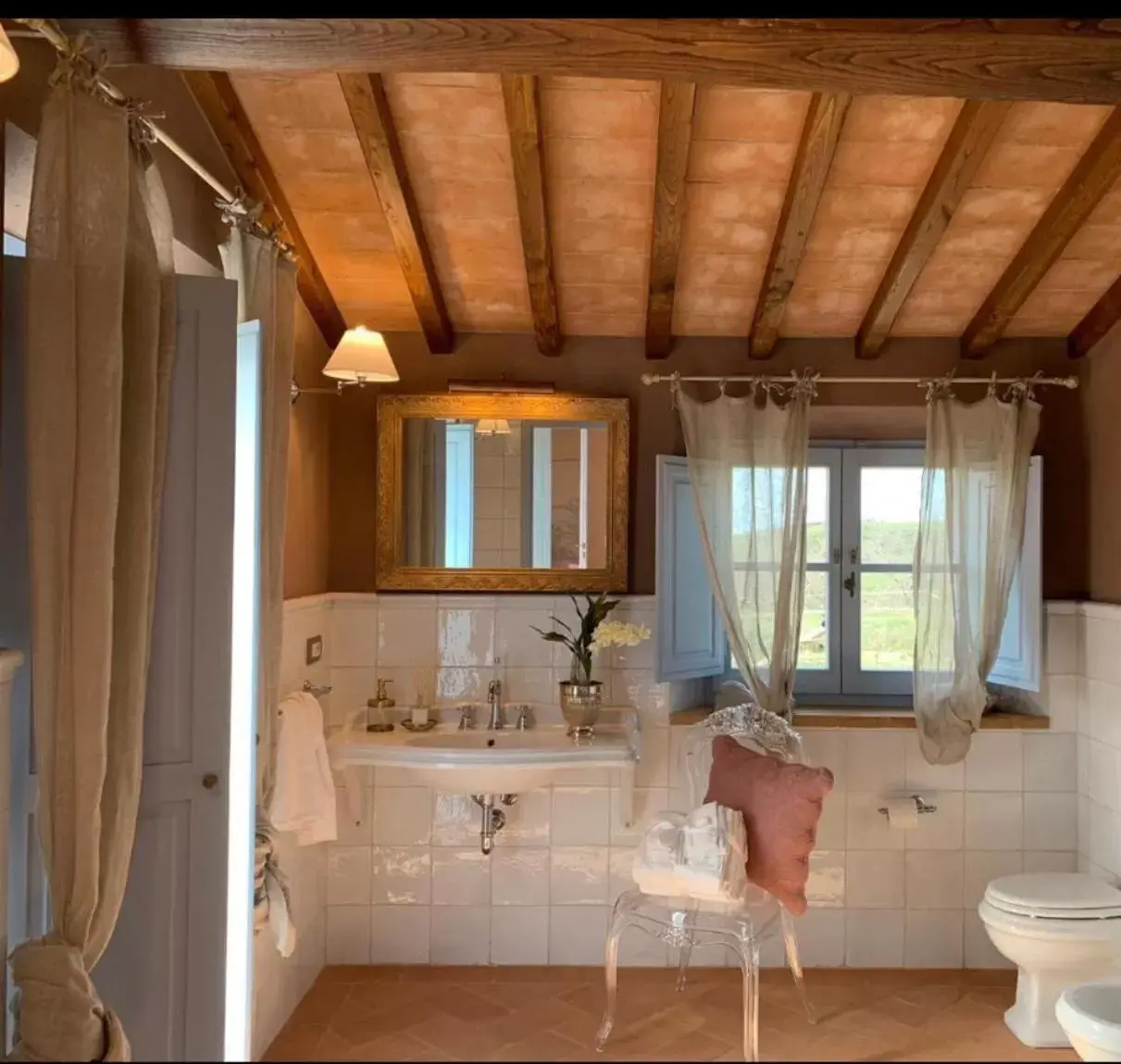 Bathroom in Cordella In Valdorcia Truffle and Olive Oil Resort