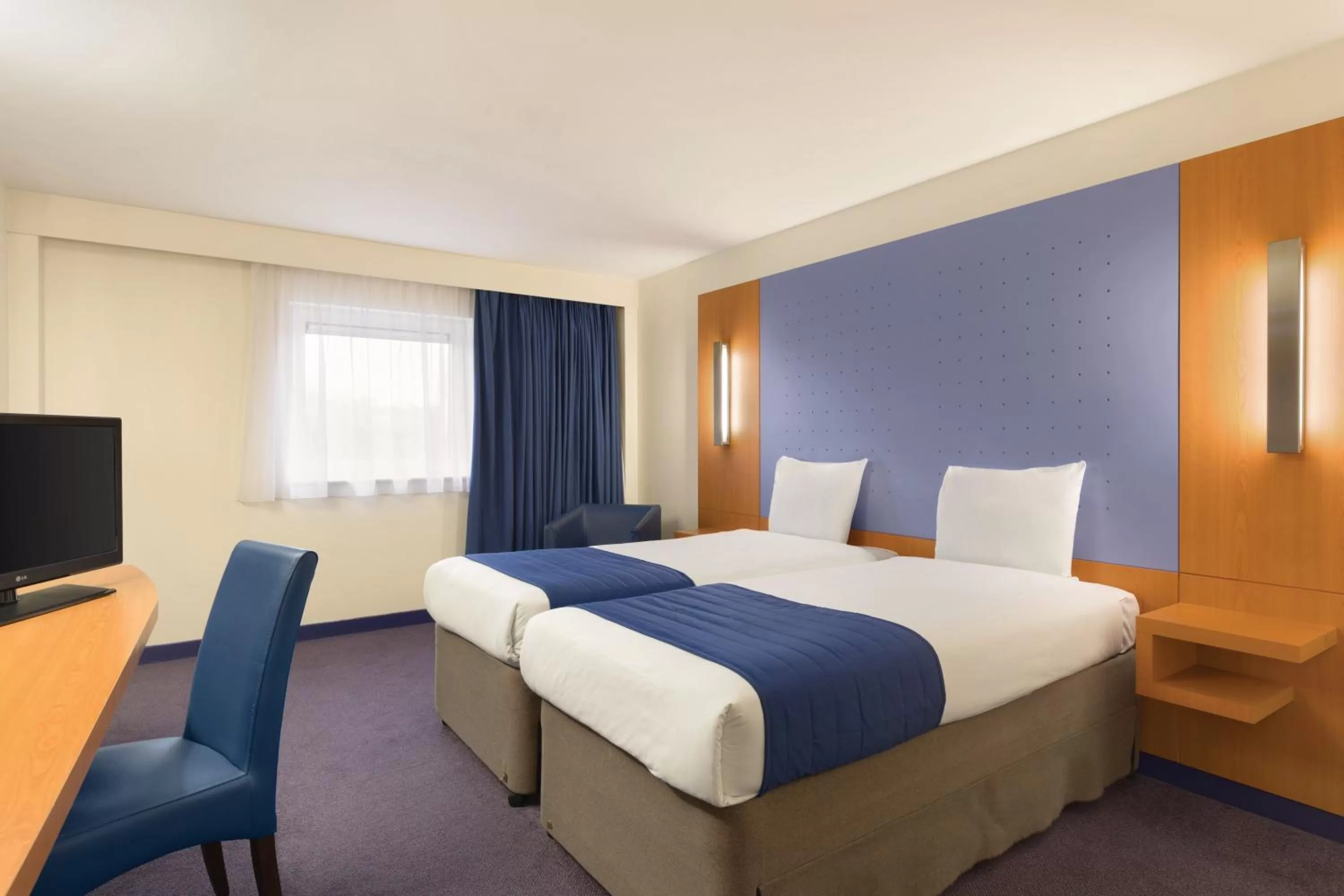 Photo of the whole room, Bed in Ramada London North