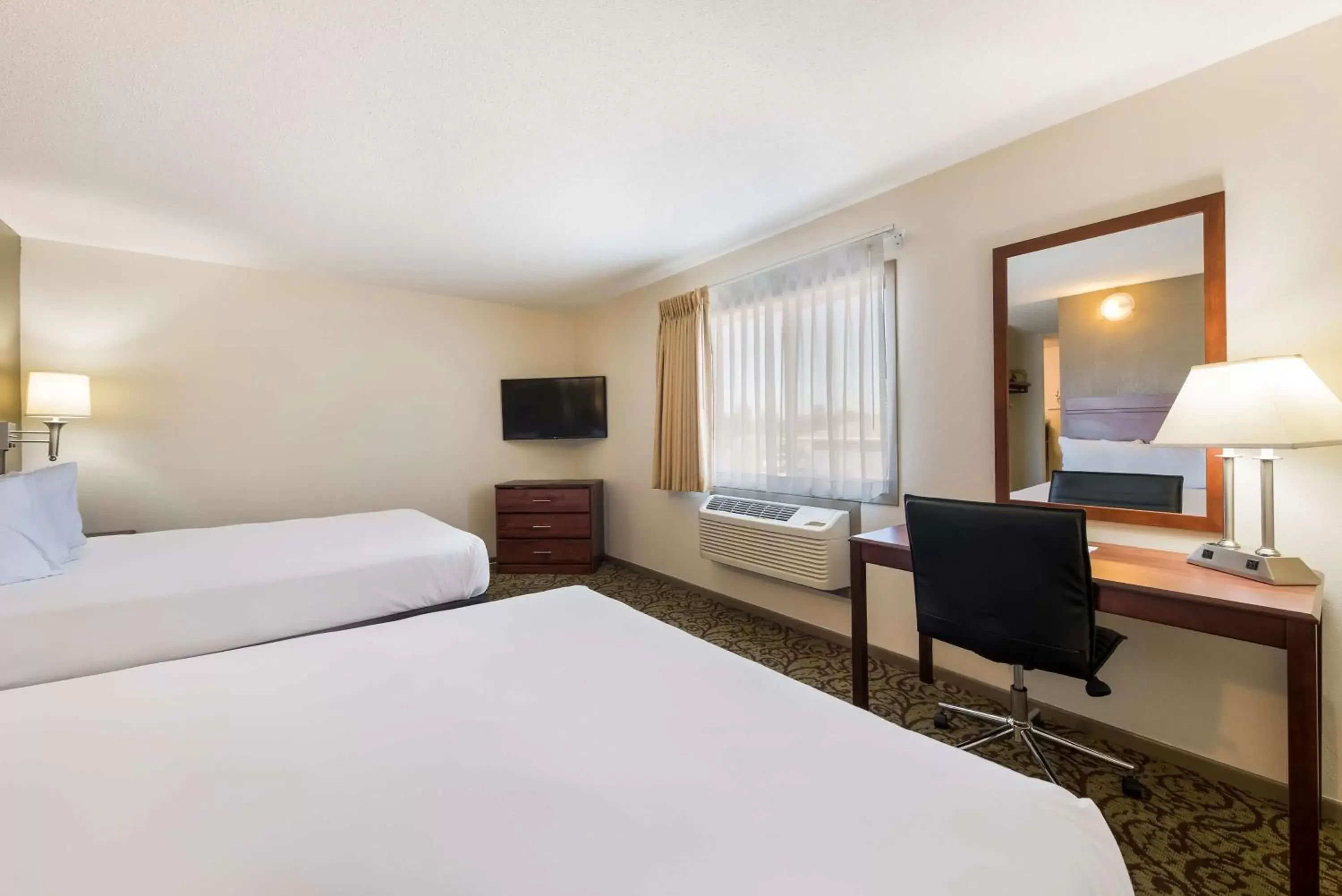 Bedroom, Bed in SureStay Hotel by Best Western Spicer