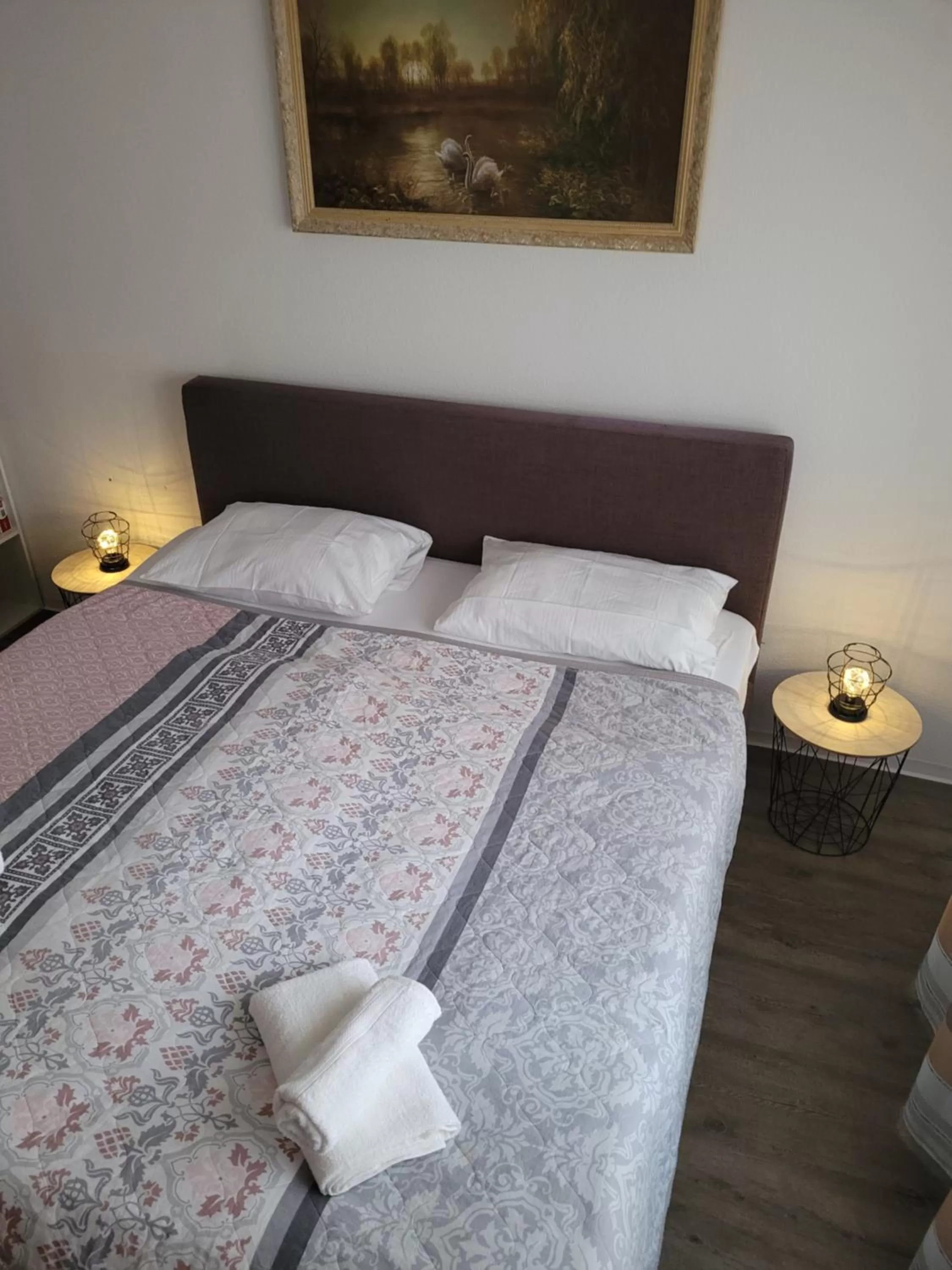 Bedroom, Bed in King Panorama mit Netflix