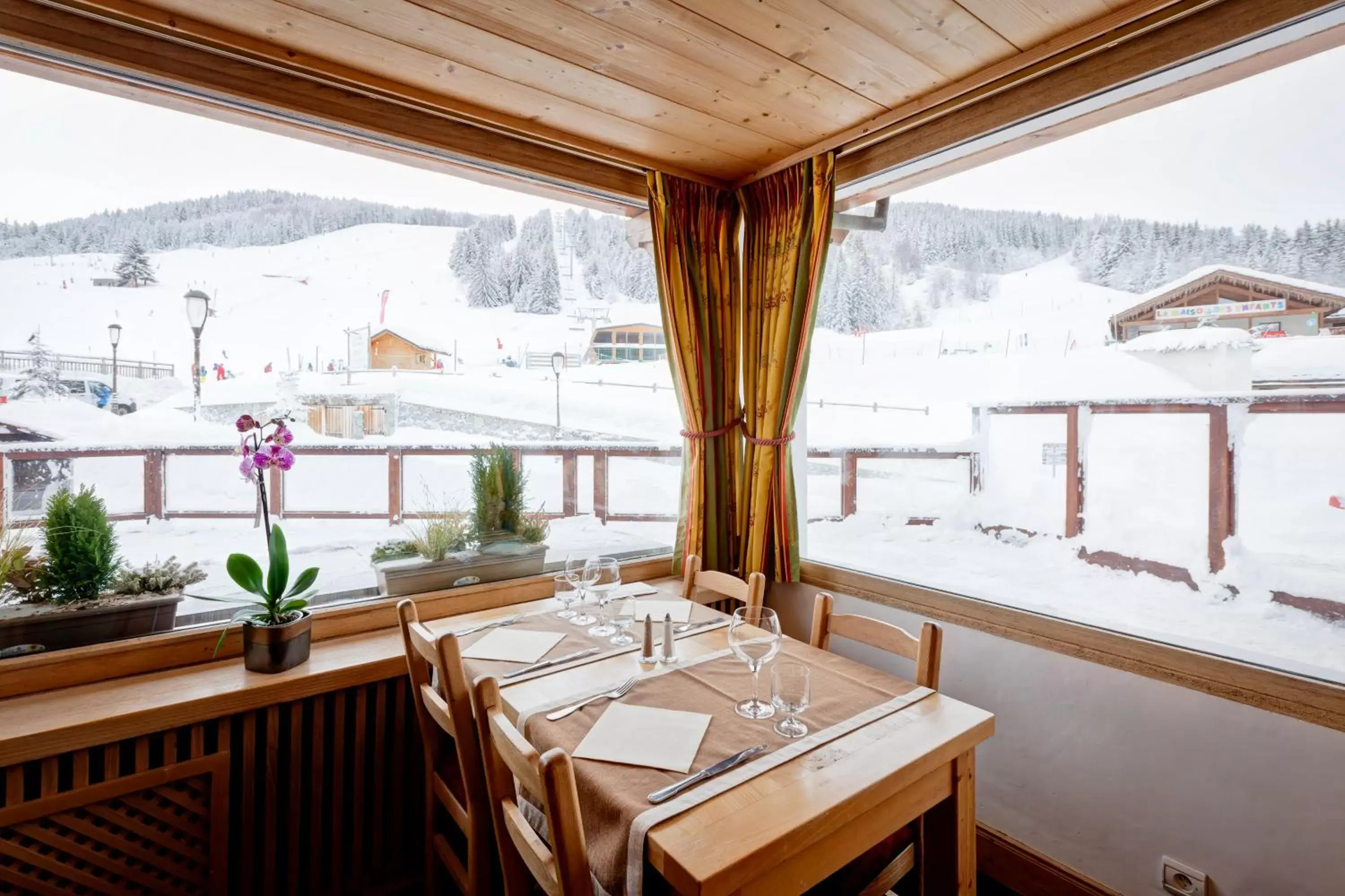 Mountain view, Restaurant/Places to Eat in Hotel les Flocons
