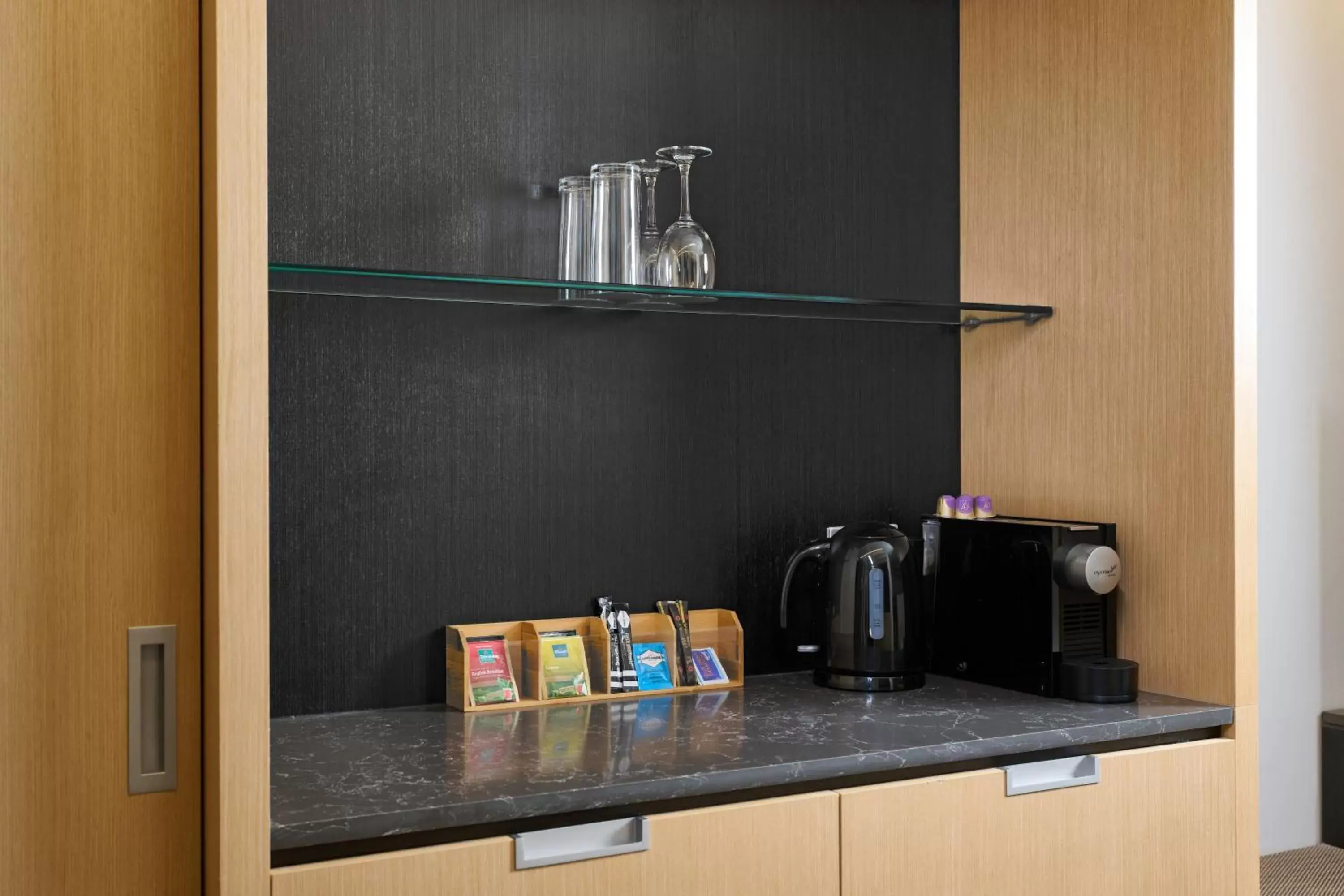 Coffee/tea facilities, Kitchen/Kitchenette in Holiday Inn Perth City Centre, an IHG Hotel