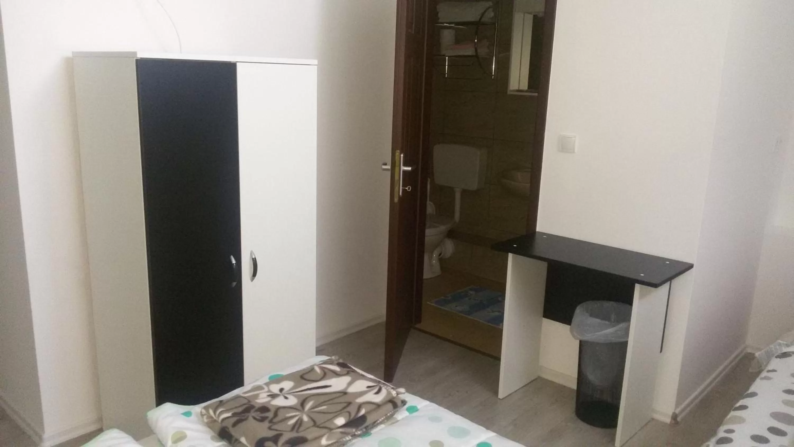 Toilet in Motel Maks