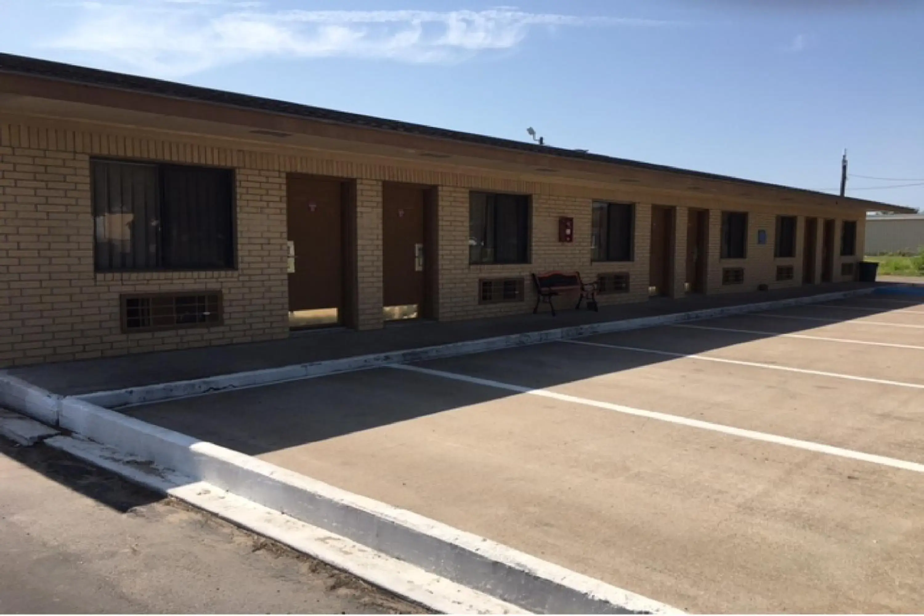 Property building, Swimming Pool in Hebbronville Executive Inn
