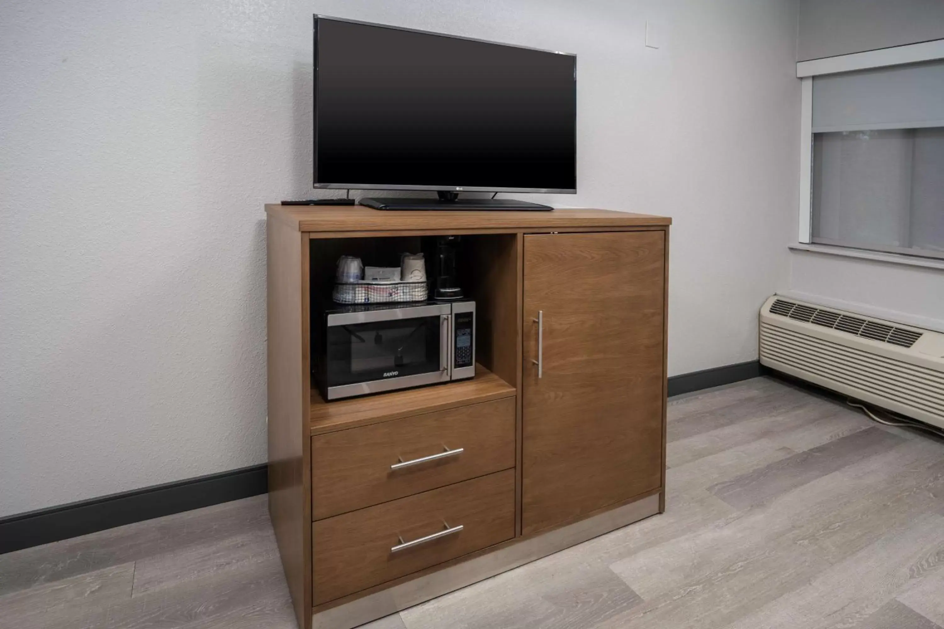 Photo of the whole room, TV/Entertainment Center in Best Western Plus Raleigh Crabtree Valley Hotel