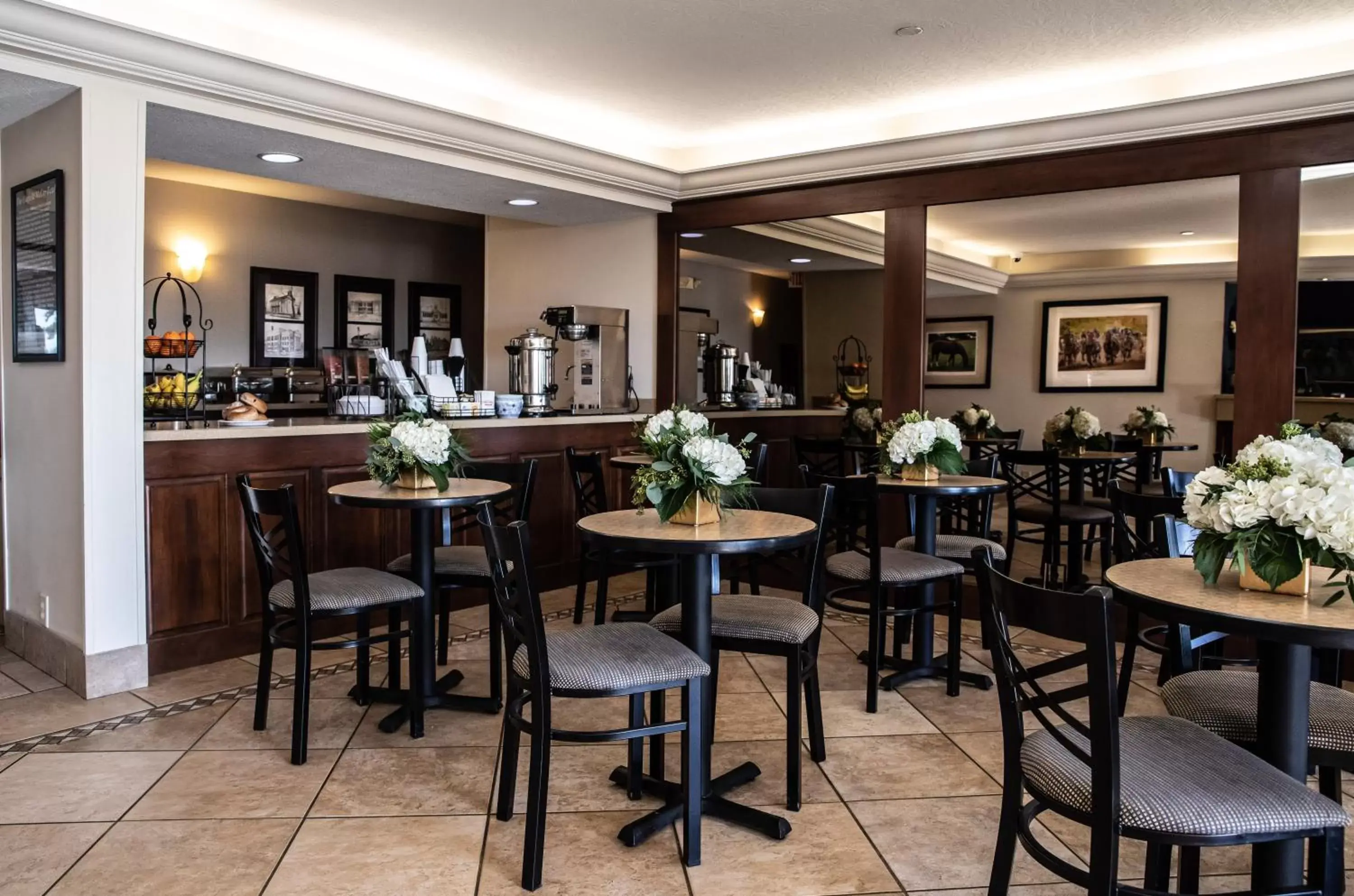 Lobby or reception, Restaurant/Places to Eat in Hatfield Inn