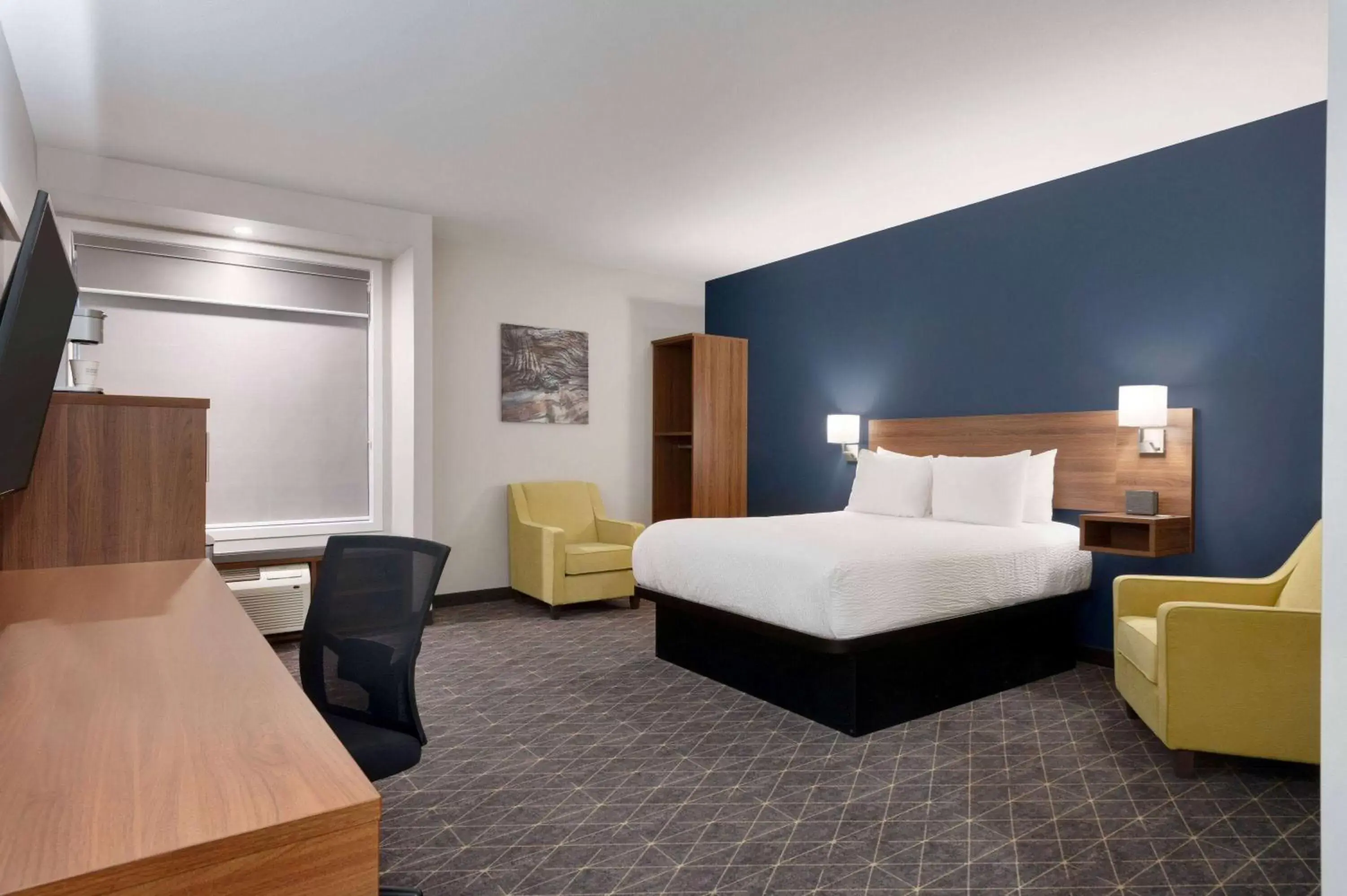 Photo of the whole room, Bed in Microtel Inn & Suites by Wyndham Kelowna